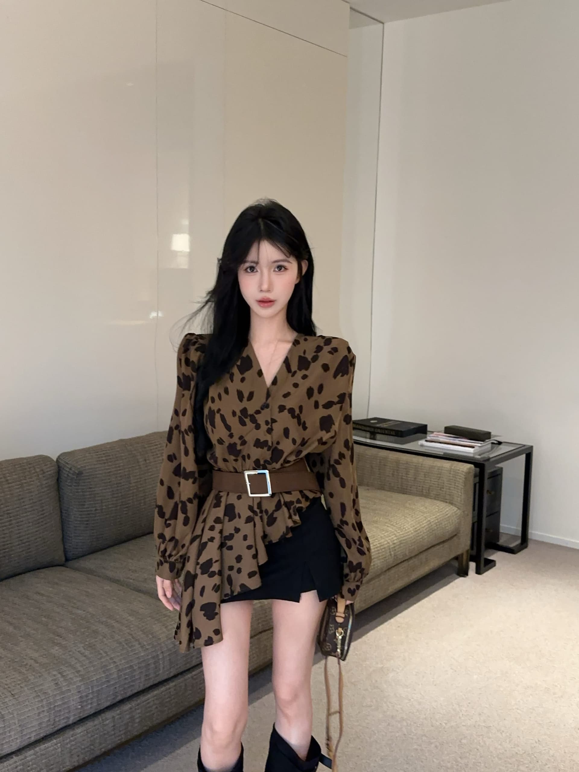 실사 정가 벨트 보내기 2026 이른 가을 새로운 레오파드 무늬 V넥 긴팔 셔츠 불규칙 벌룬 소매 맨위 상세 이미지 4