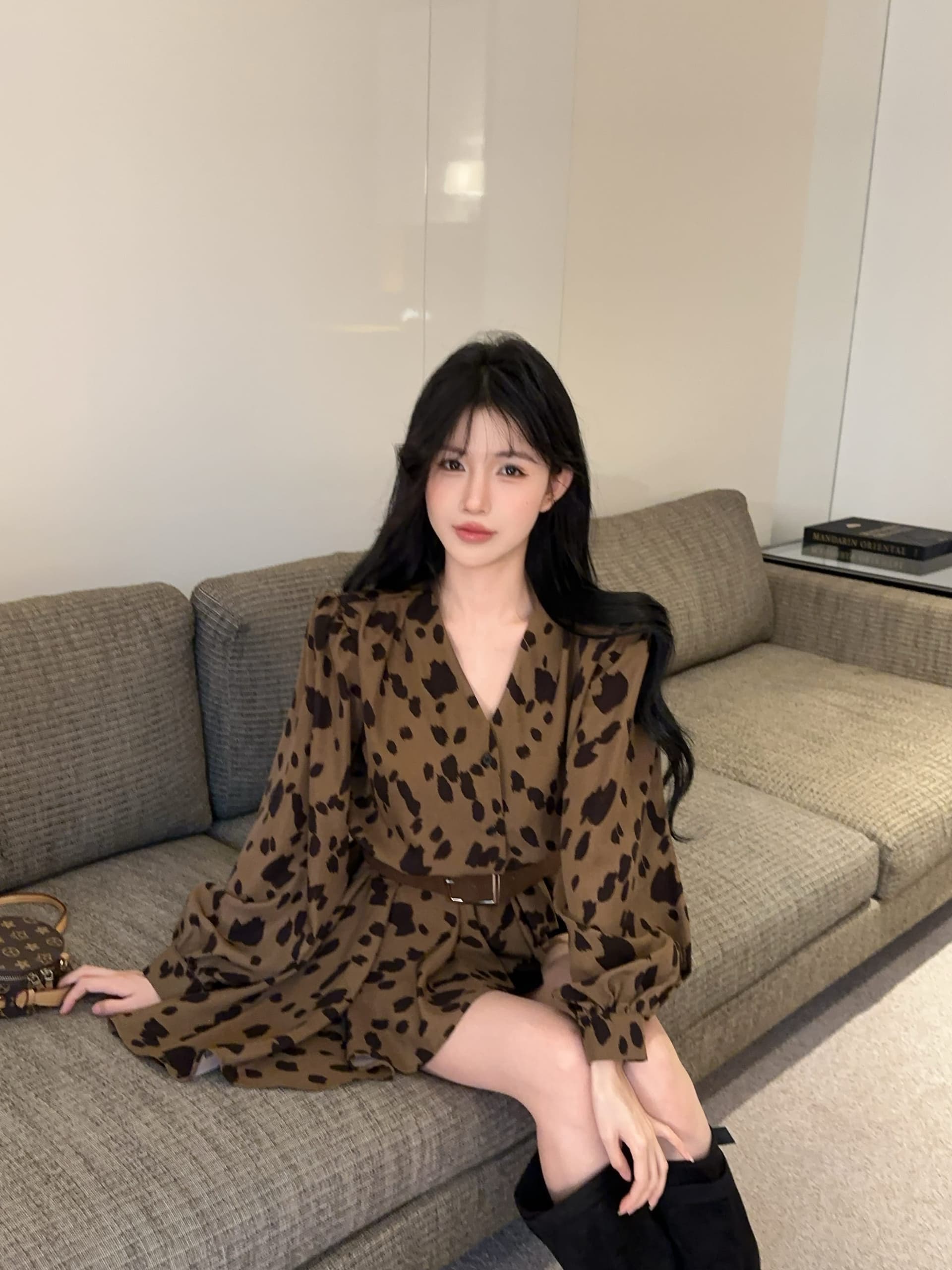 실사 정가 벨트 보내기 2026 이른 가을 새로운 레오파드 무늬 V넥 긴팔 셔츠 불규칙 벌룬 소매 맨위 상세 이미지 5