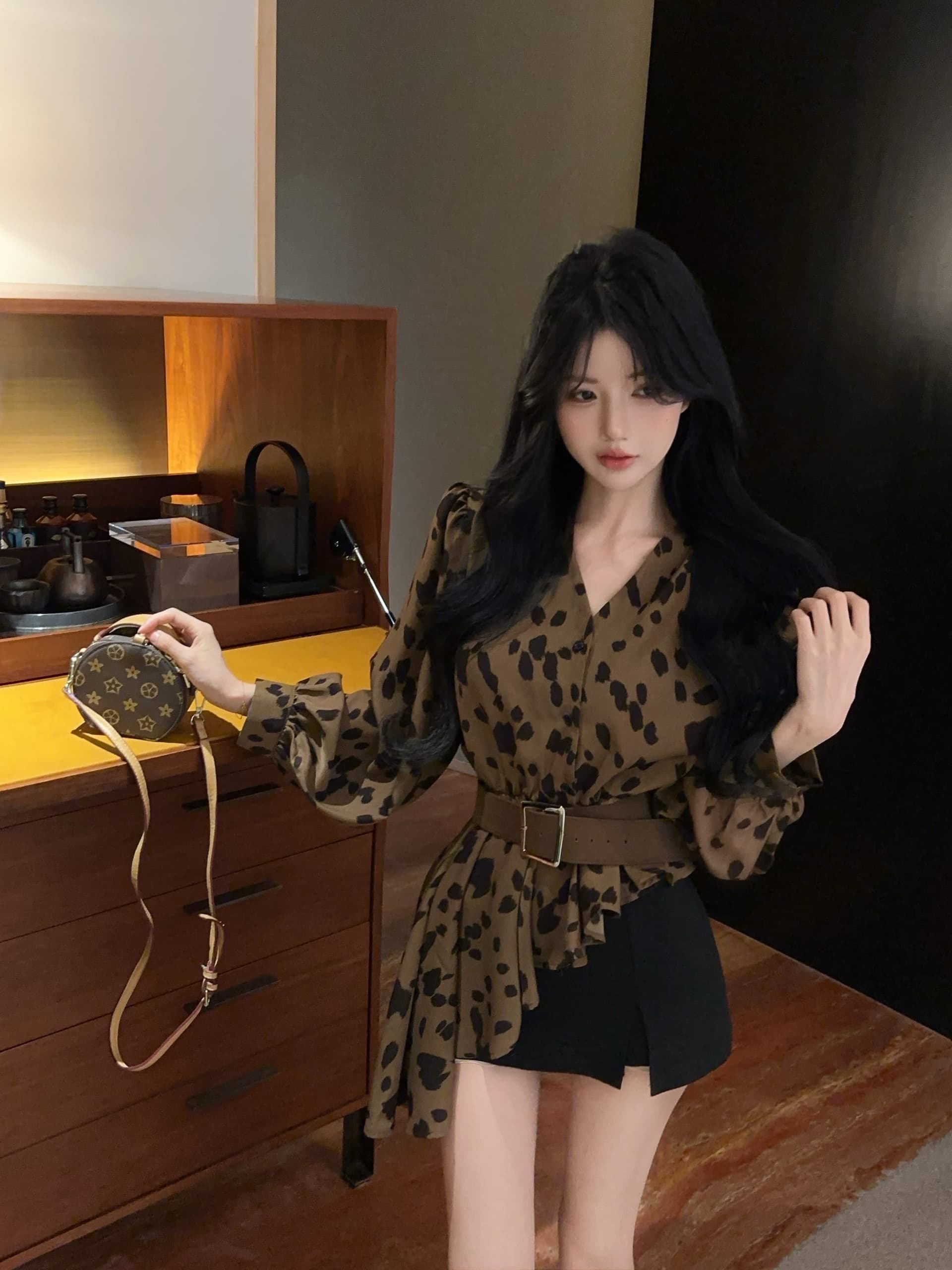 실사 정가 벨트 보내기 2026 이른 가을 새로운 레오파드 무늬 V넥 긴팔 셔츠 불규칙 벌룬 소매 맨위 상세 이미지 6