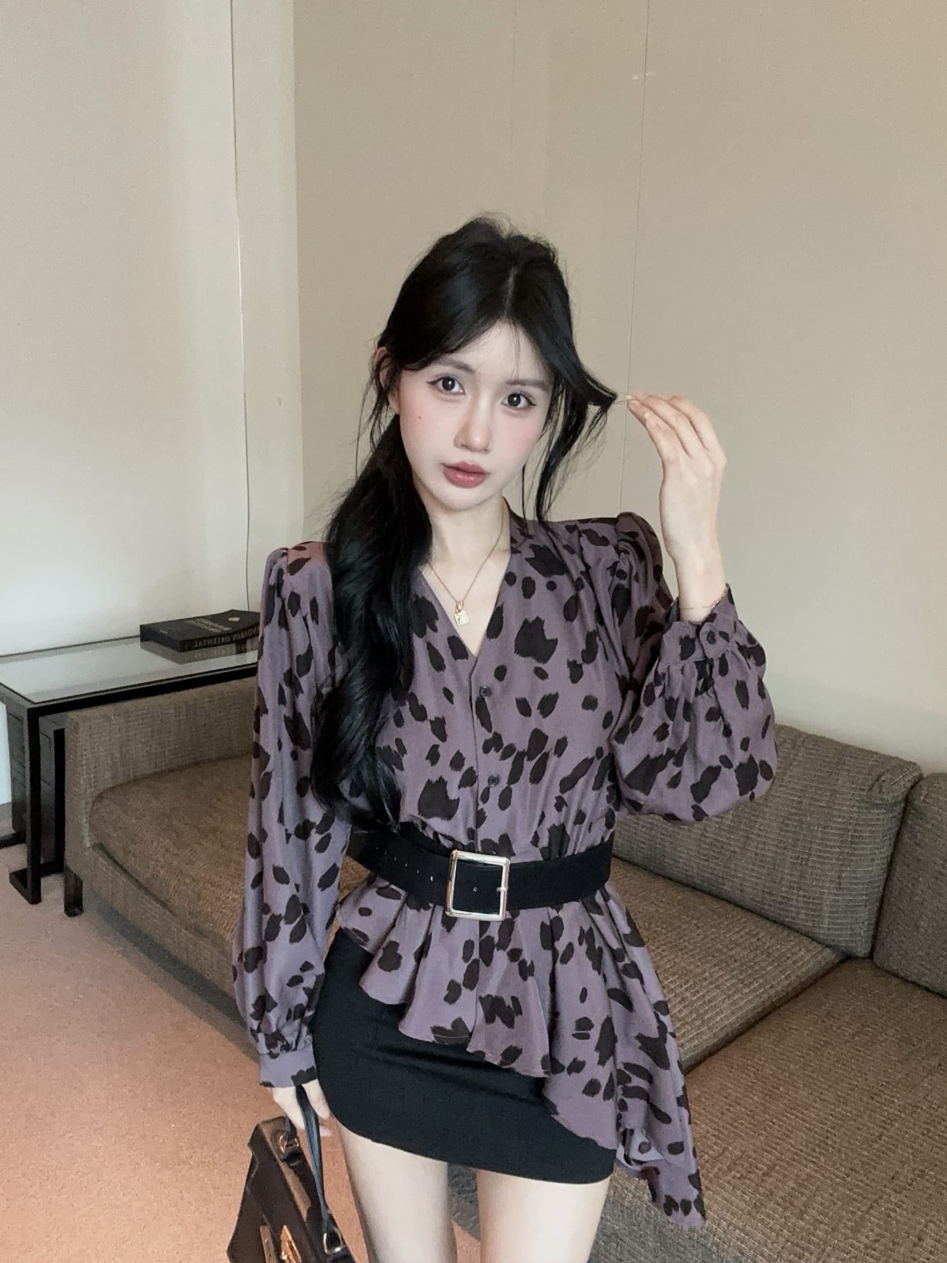 실사 정가 벨트 보내기 2026 이른 가을 새로운 레오파드 무늬 V넥 긴팔 셔츠 불규칙 벌룬 소매 맨위 상세 이미지 16