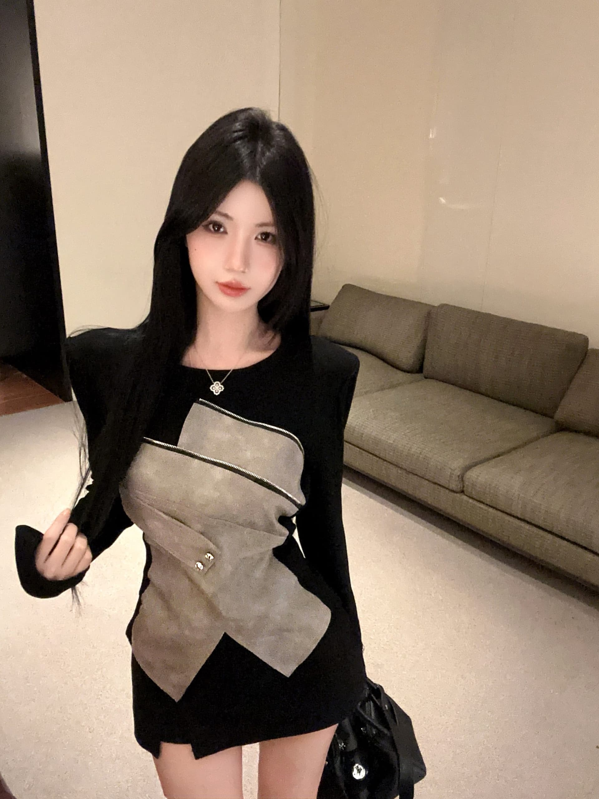 실사 정가 이른 가을 새로운 불규칙 패치워크 라운드 넥 긴팔 티셔츠 작은 대중 슬림해 보이는 기본 셔츠 맨위 상세 이미지 3