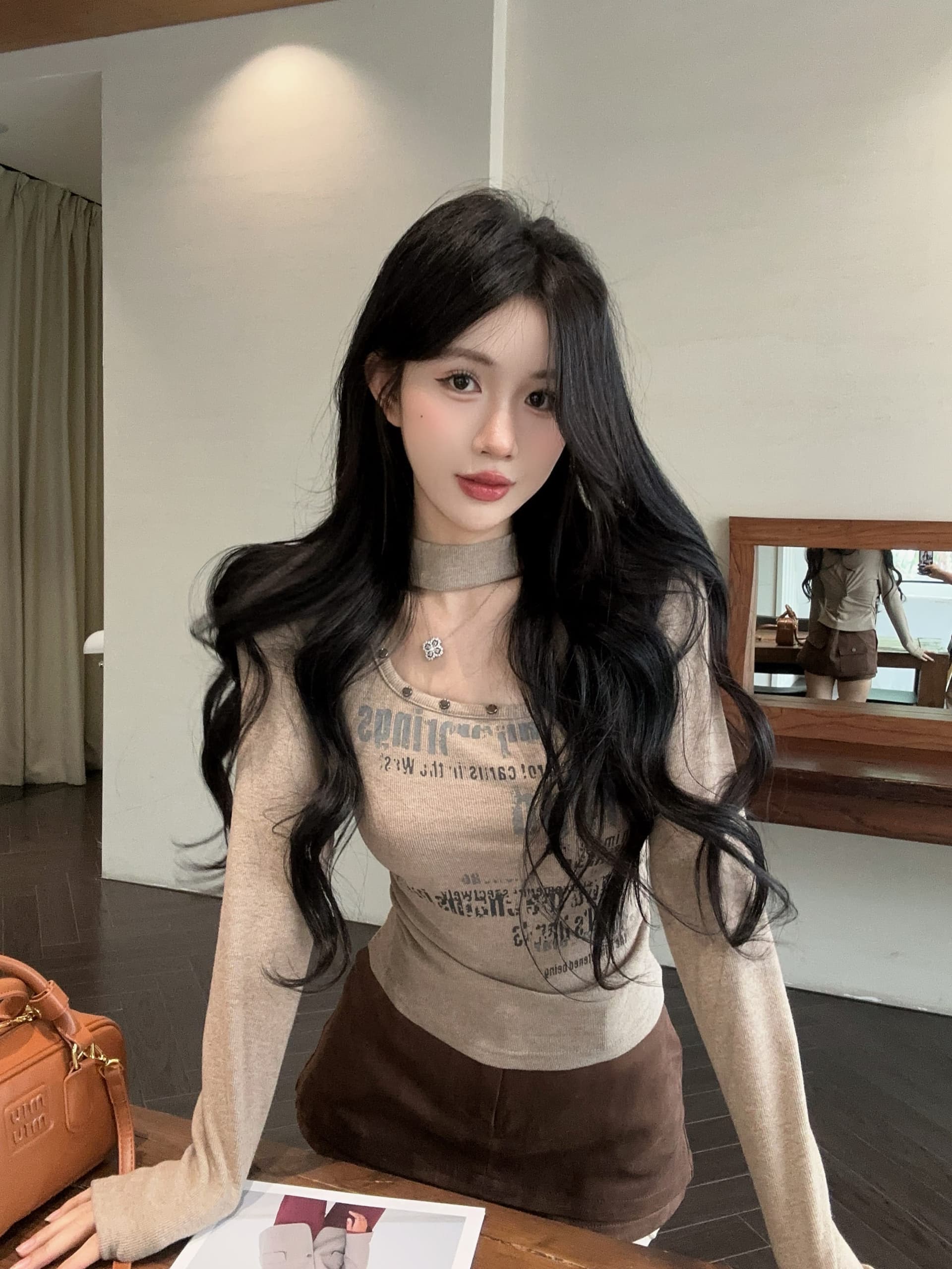 실사 정가 2026 봄 새로운 핫걸 광장 칼라 알파벳 프린트 징 티셔츠 슬림해 보이는 기본 셔츠 맨위 상세 이미지 5