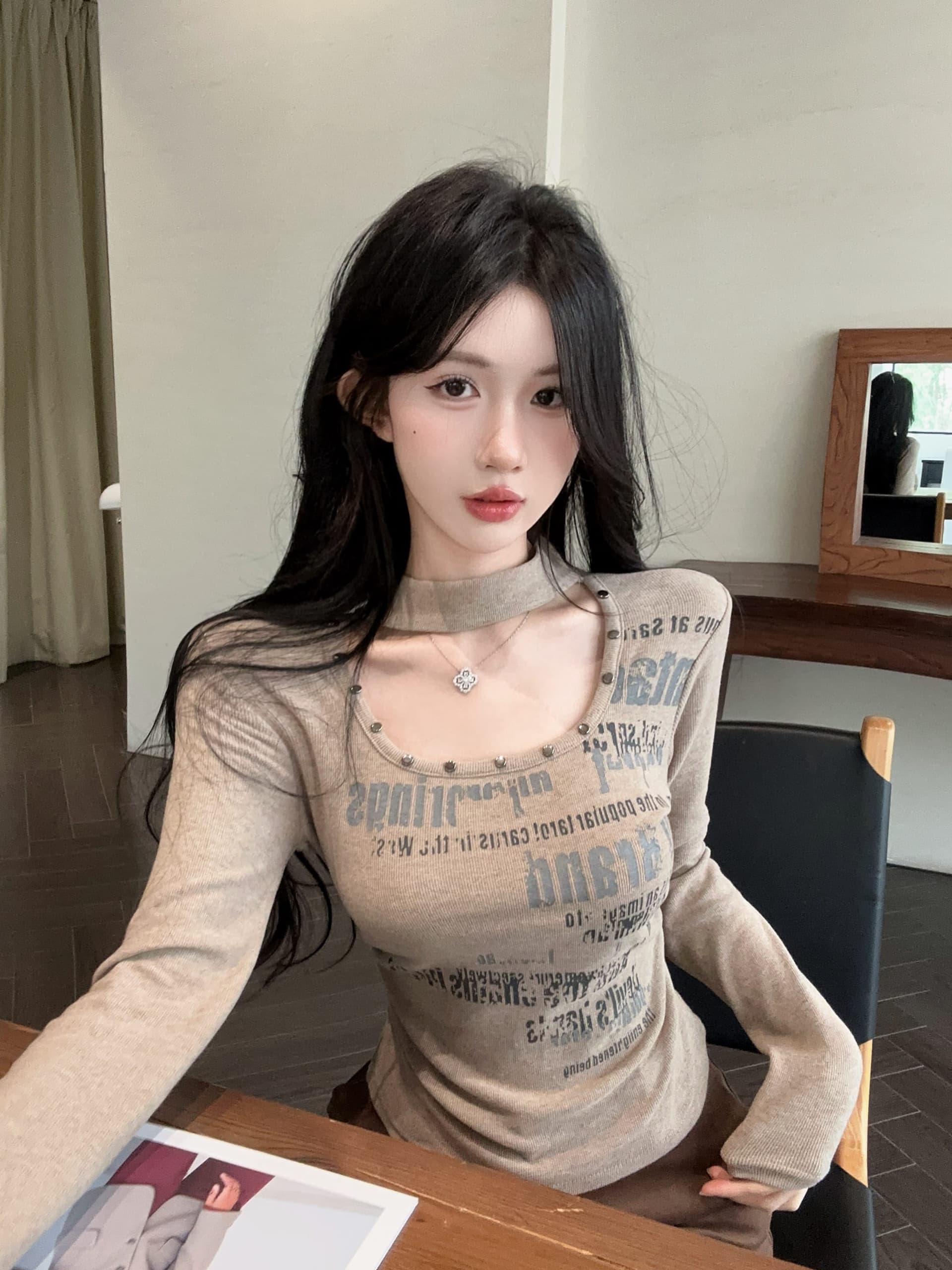 실사 정가 2026 봄 새로운 핫걸 광장 칼라 알파벳 프린트 징 티셔츠 슬림해 보이는 기본 셔츠 맨위 이미지 2