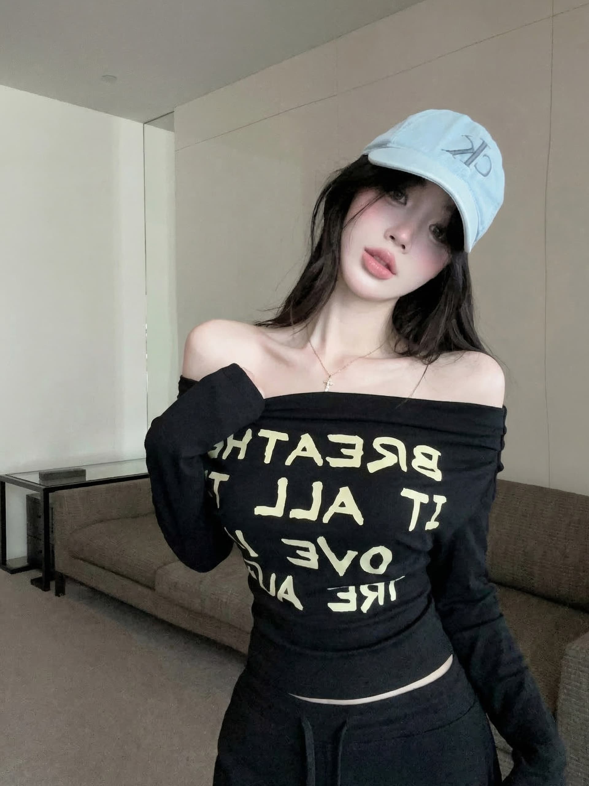 실사 정가 이른 가을 새로운 보트넥 디자인 센스 알파벳 프린트 긴팔 티셔츠 여성 몸매 가꾸기 슬림해 보이는 맨위 이미지 3