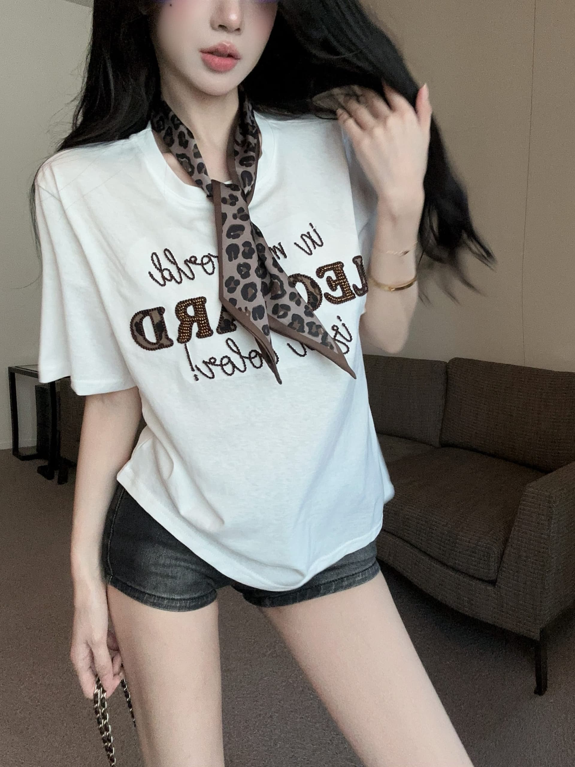 실사 정가 보내기 스카프 반팔 레오파드 무늬 알파벳 자수 비즈 박기 무거운 작업 라운드 넥 티셔츠 루즈핏 슬림해 보이는 맨위 여성 상세 이미지 5