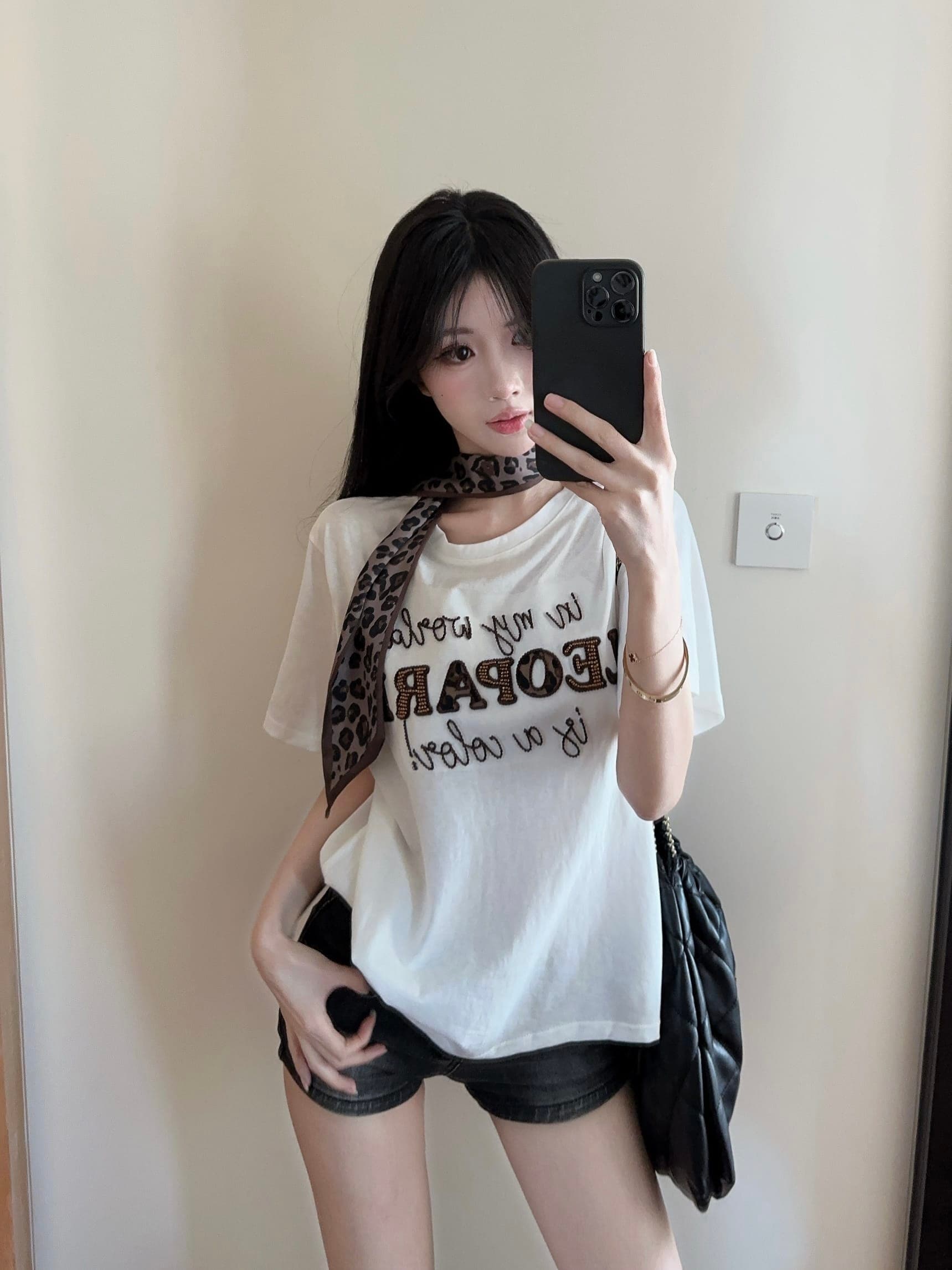 실사 정가 보내기 스카프 반팔 레오파드 무늬 알파벳 자수 비즈 박기 무거운 작업 라운드 넥 티셔츠 루즈핏 슬림해 보이는 맨위 여성 상세 이미지 8