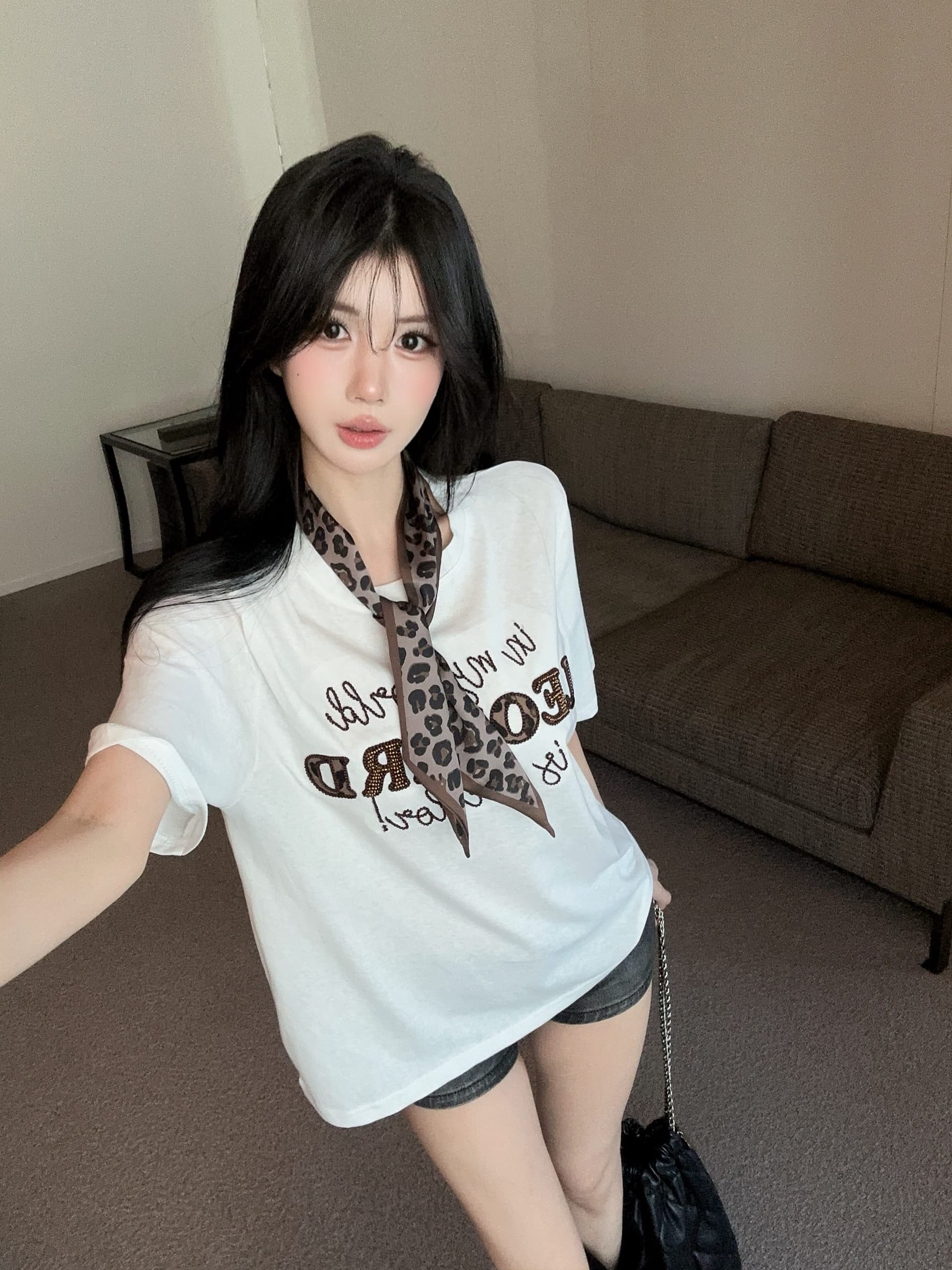 실사 정가 보내기 스카프 반팔 레오파드 무늬 알파벳 자수 비즈 박기 무거운 작업 라운드 넥 티셔츠 루즈핏 슬림해 보이는 맨위 여성 상세 이미지 9