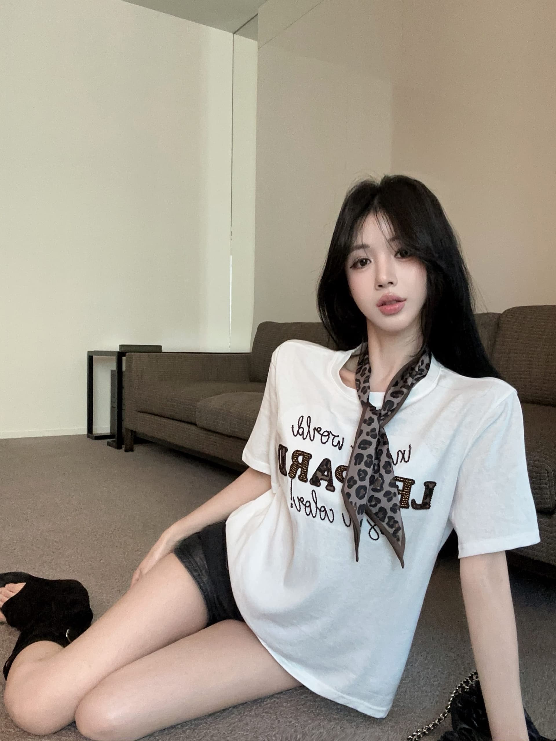 실사 정가 보내기 스카프 반팔 레오파드 무늬 알파벳 자수 비즈 박기 무거운 작업 라운드 넥 티셔츠 루즈핏 슬림해 보이는 맨위 여성 상세 이미지 10