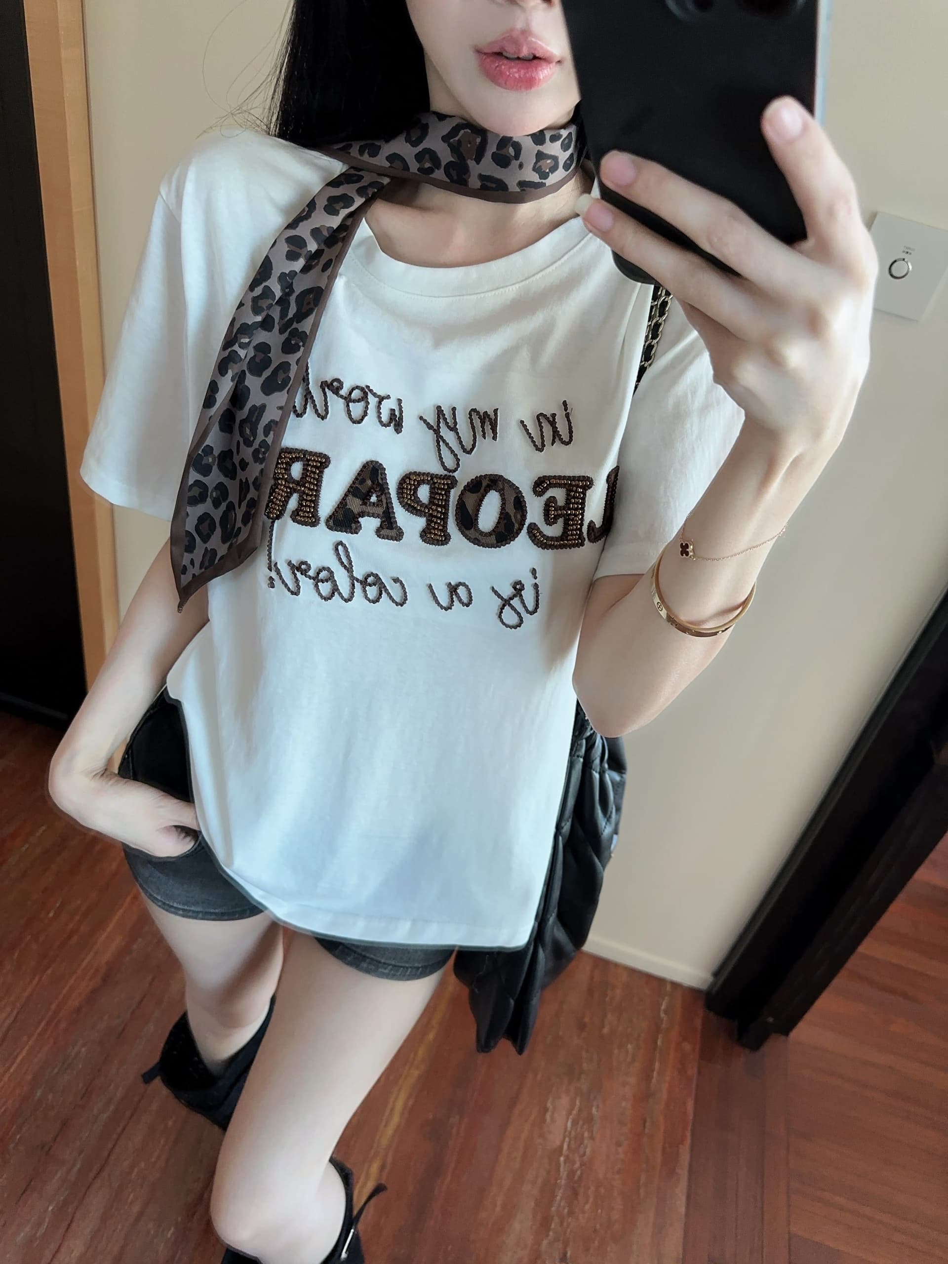 실사 정가 보내기 스카프 반팔 레오파드 무늬 알파벳 자수 비즈 박기 무거운 작업 라운드 넥 티셔츠 루즈핏 슬림해 보이는 맨위 여성 상세 이미지 12