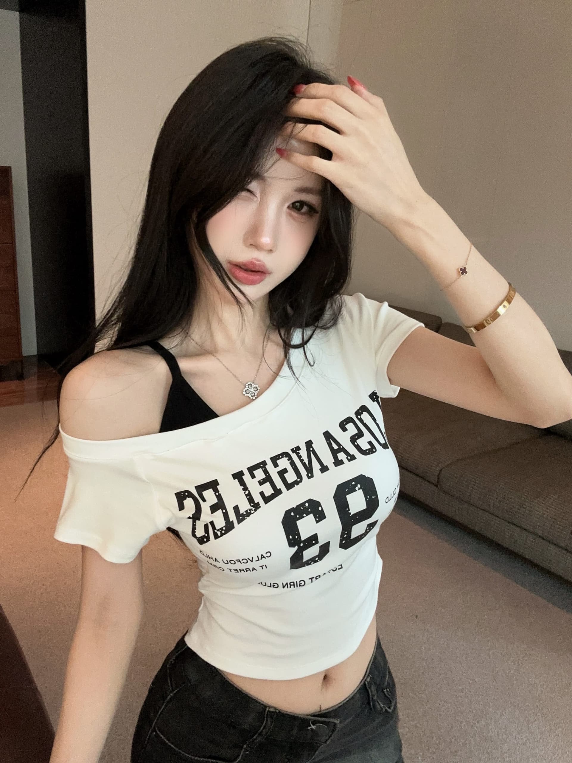 실사 정가 벨트 가슴 패드 디자인 센스 비스듬한 어깨 페이크 레이어드 알파벳 프린트 반팔 몸매 가꾸기 슬림해 보이는 맨위 상세 이미지 2