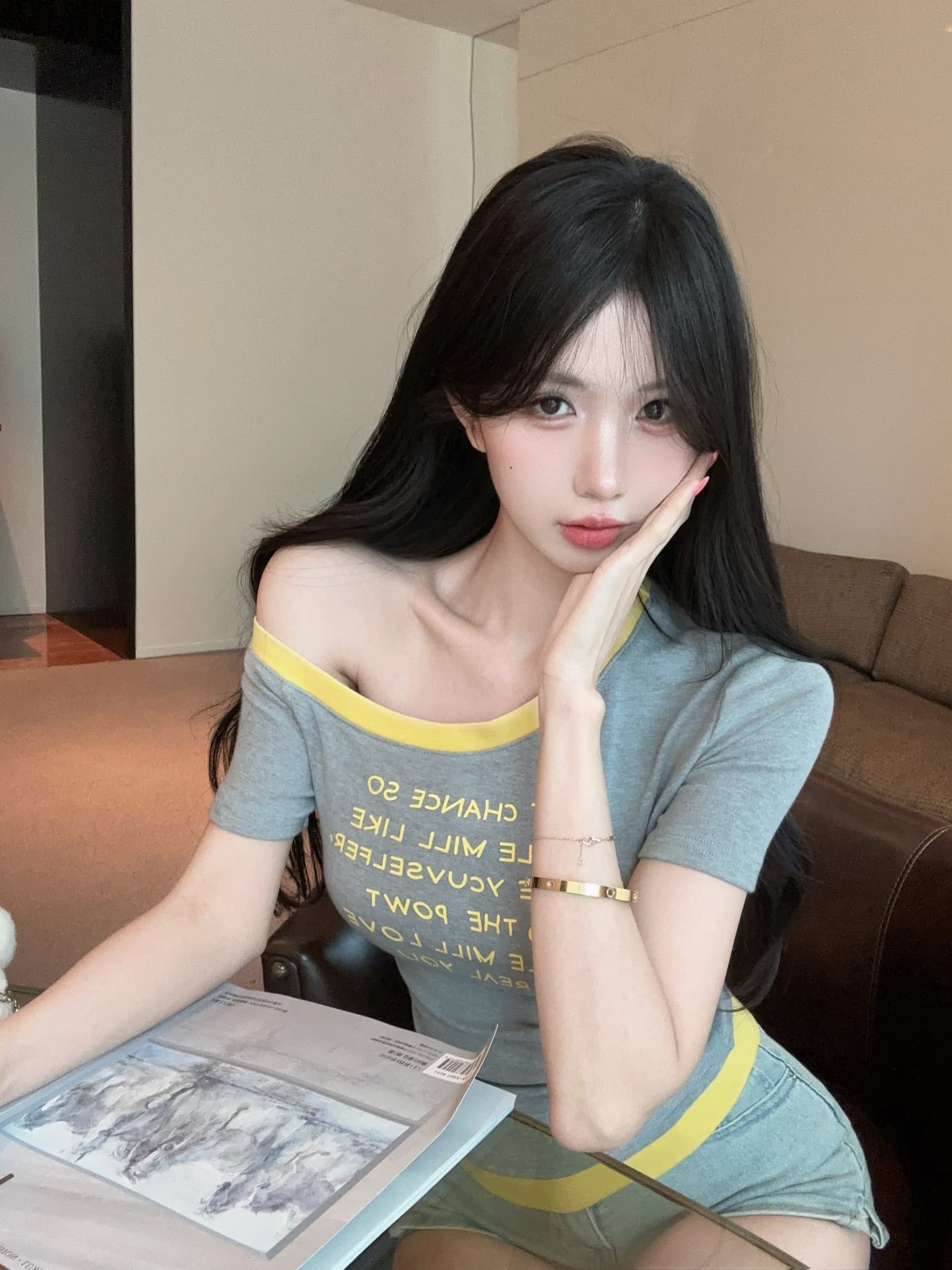 실사 정가 디자인 센스 비스듬한 칼라 오프숄더 쇄골 알파벳 프린트 반팔 티셔츠 작은 대중 몸매 가꾸기 슬림해 보이는 맨위 상세 이미지 7