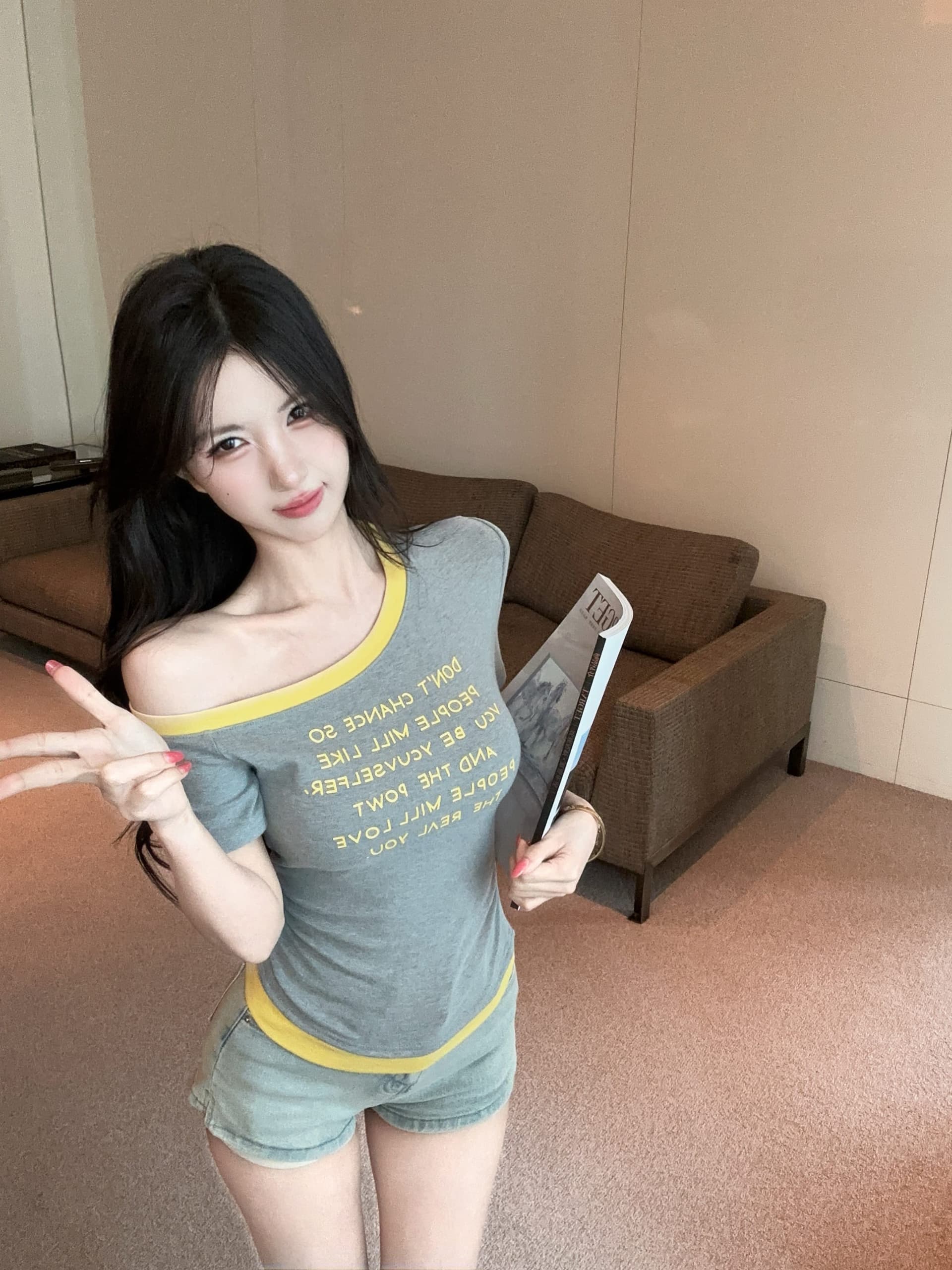 실사 정가 디자인 센스 비스듬한 칼라 오프숄더 쇄골 알파벳 프린트 반팔 티셔츠 작은 대중 몸매 가꾸기 슬림해 보이는 맨위 상세 이미지 8