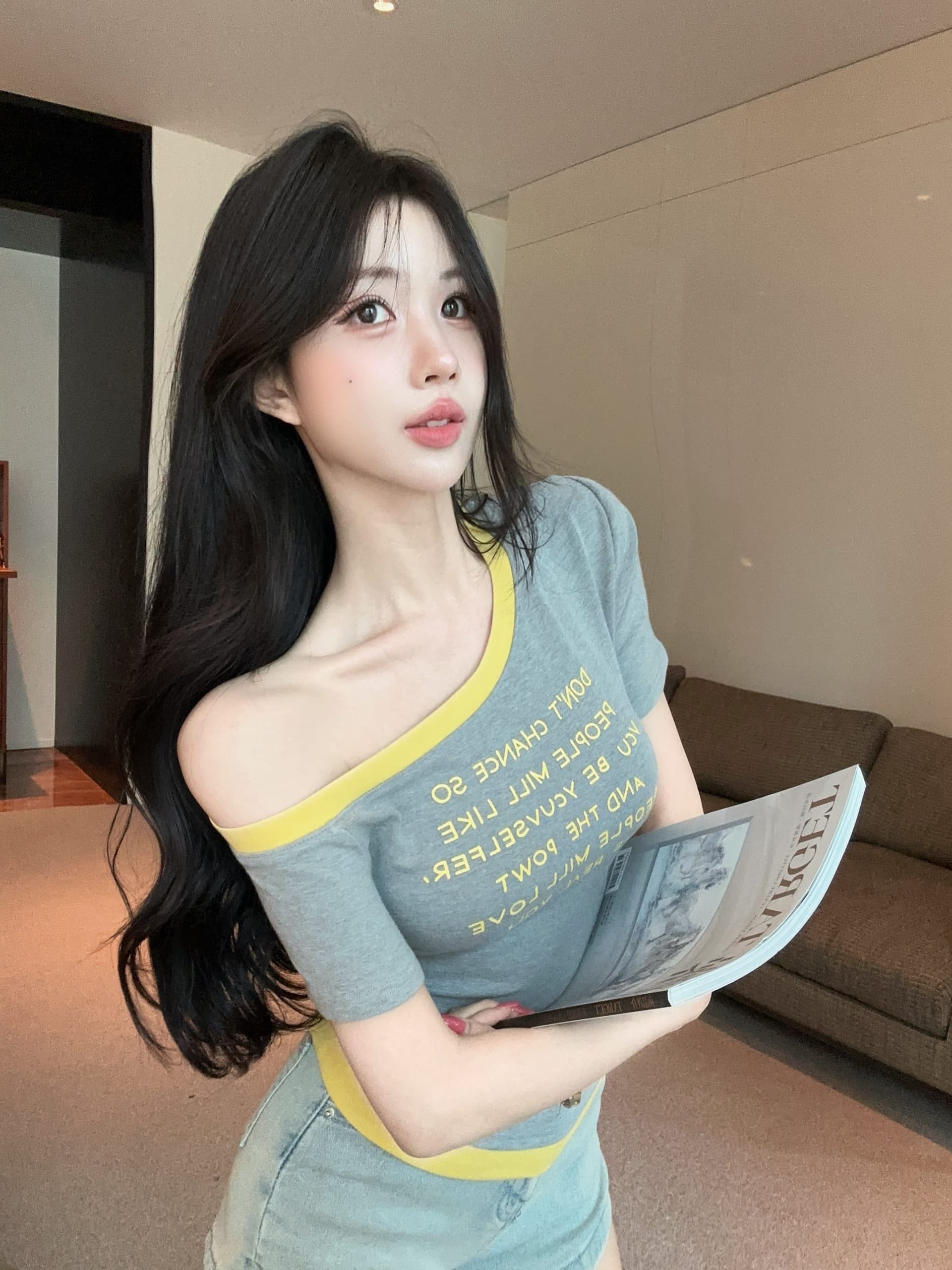 실사 정가 디자인 센스 비스듬한 칼라 오프숄더 쇄골 알파벳 프린트 반팔 티셔츠 작은 대중 몸매 가꾸기 슬림해 보이는 맨위 상세 이미지 9