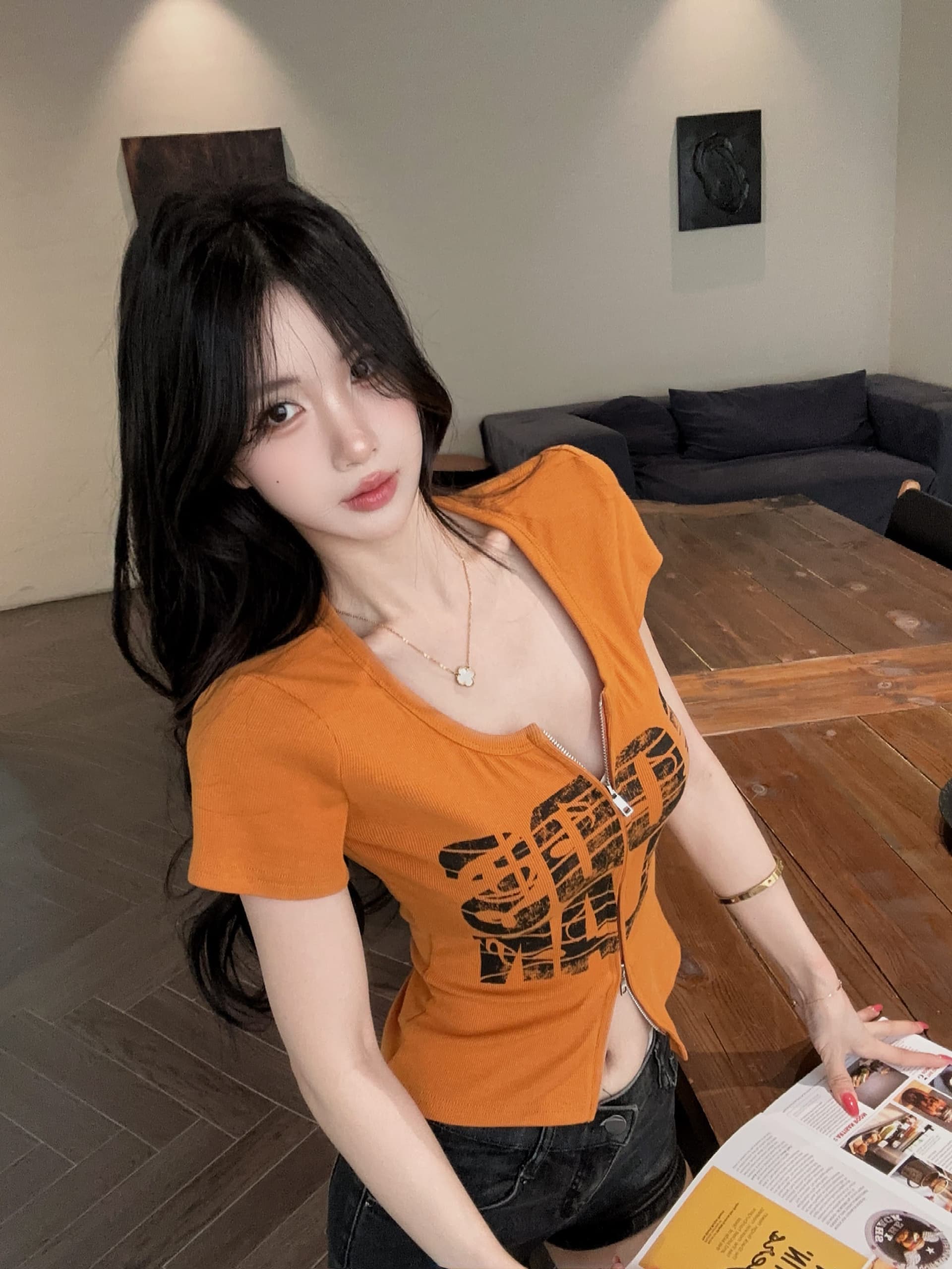 실사 정가 디자인 센스 어깨 패드 알파벳 프린트 몸매 가꾸기 슬림해 보이는 쇼트 스타일 티셔츠 여성 더블 머리 지퍼 오픈 가디건 맨위 상세 이미지 4