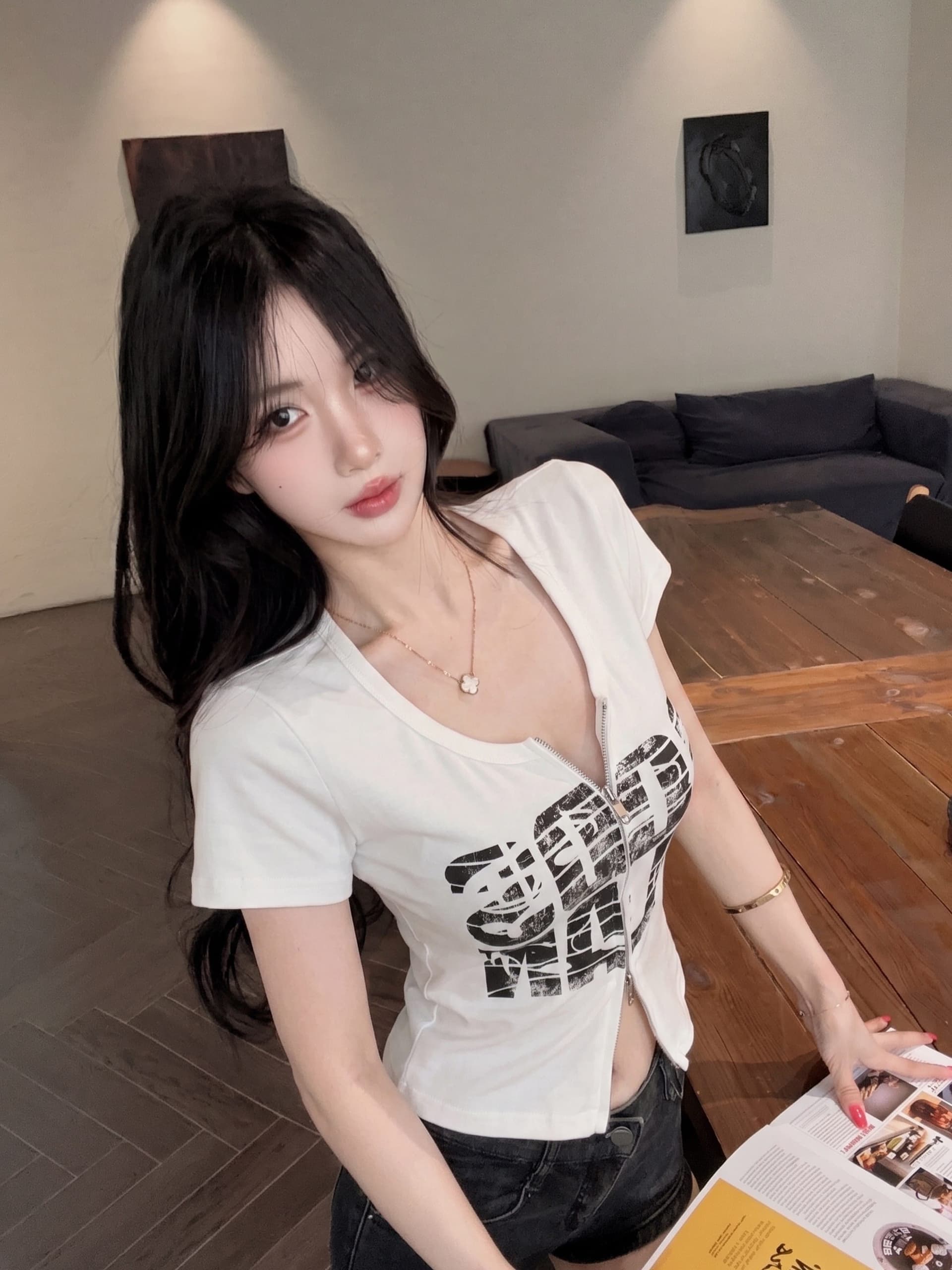실사 정가 디자인 센스 어깨 패드 알파벳 프린트 몸매 가꾸기 슬림해 보이는 쇼트 스타일 티셔츠 여성 더블 머리 지퍼 오픈 가디건 맨위 상세 이미지 17