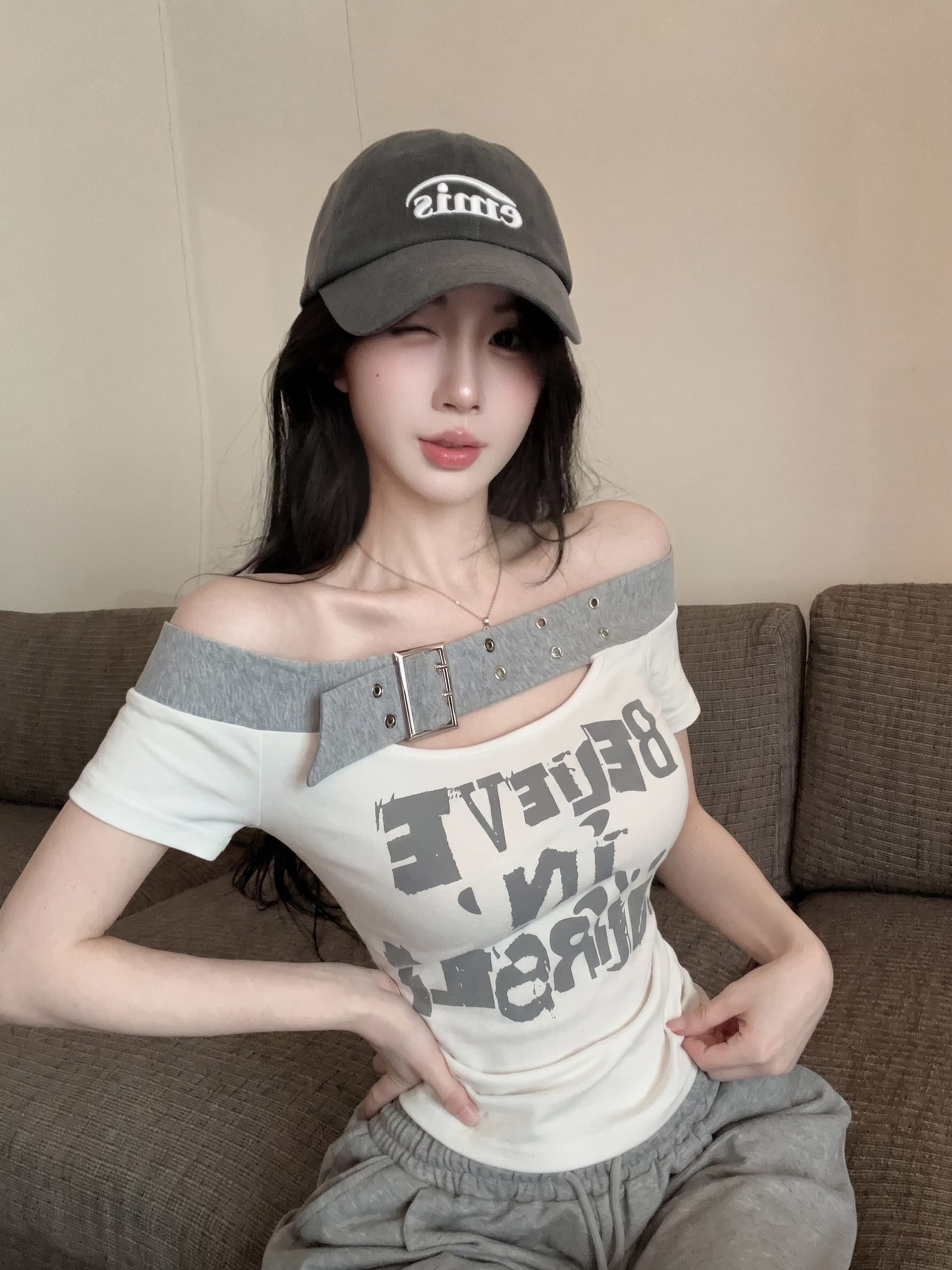 실사 정가 여름 새로운 오프숄더 스트랩 반팔 알파벳 프린트 티셔츠 여성 몸매 가꾸기 슬림해 보이는 맨위 이미지 3
