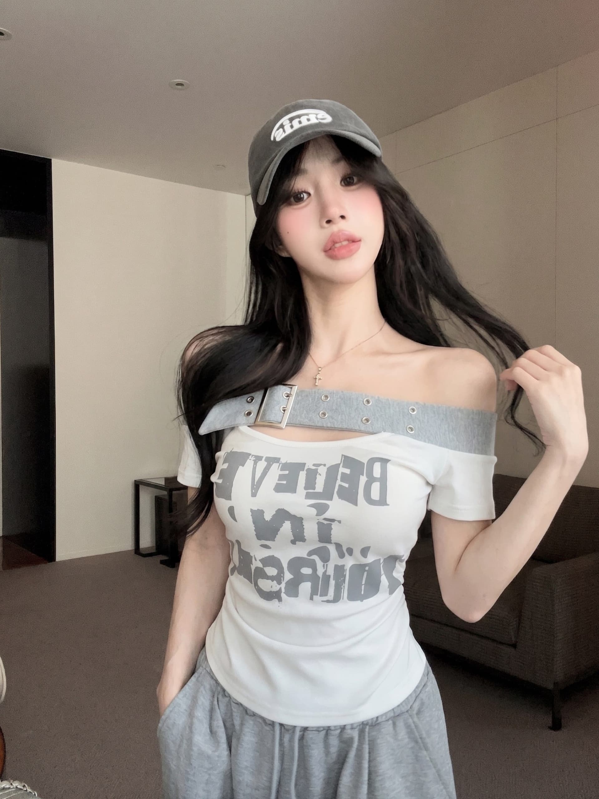 실사 정가 여름 새로운 오프숄더 스트랩 반팔 알파벳 프린트 티셔츠 여성 몸매 가꾸기 슬림해 보이는 맨위