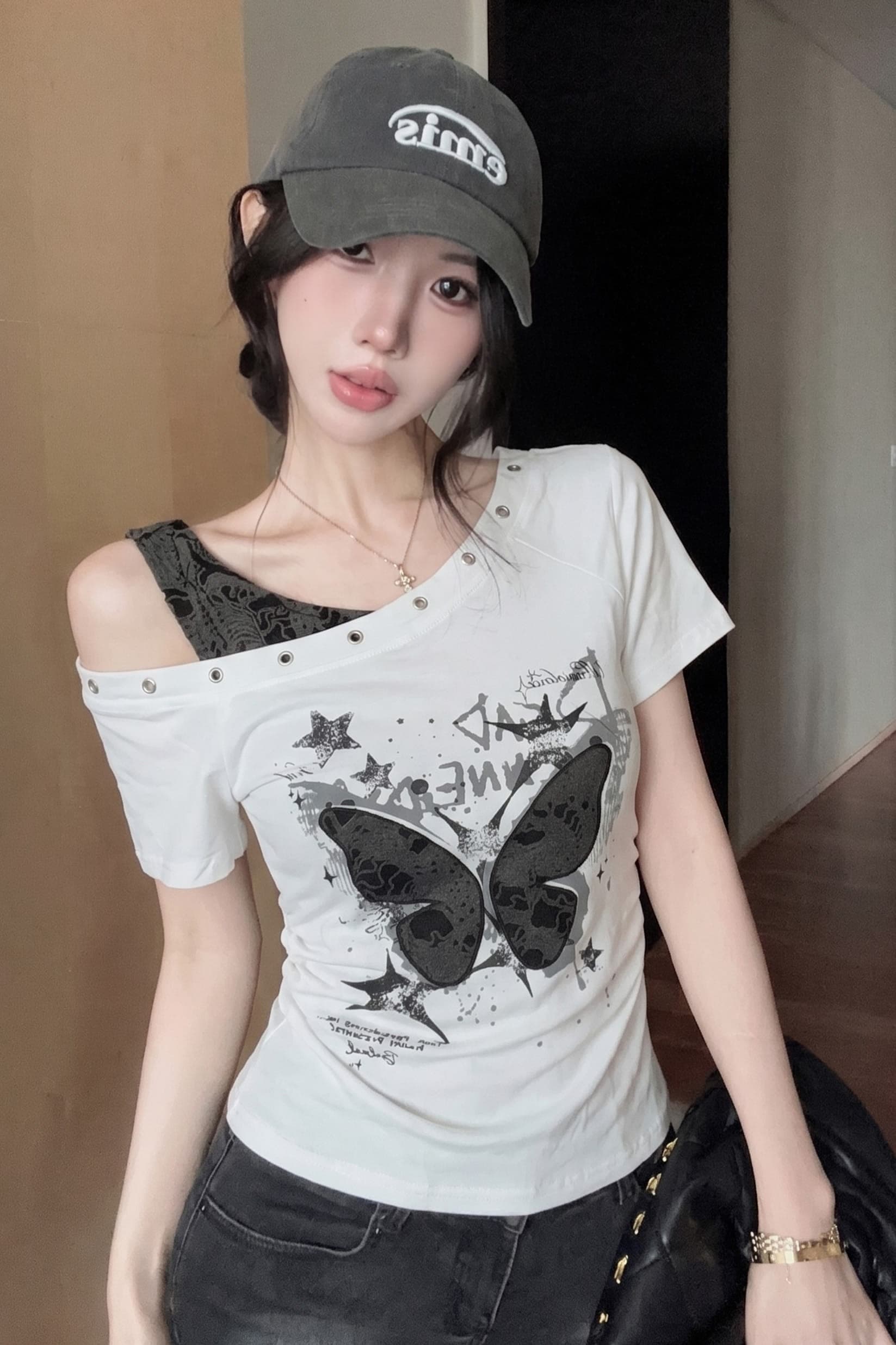 실사 정가 페이크 레이어드 오프숄더 찢어진 부분 비스듬한 칼라 반팔 티셔츠 여성 여름 쇼트 스타일 알파벳 프린트 맨위 이미지 6