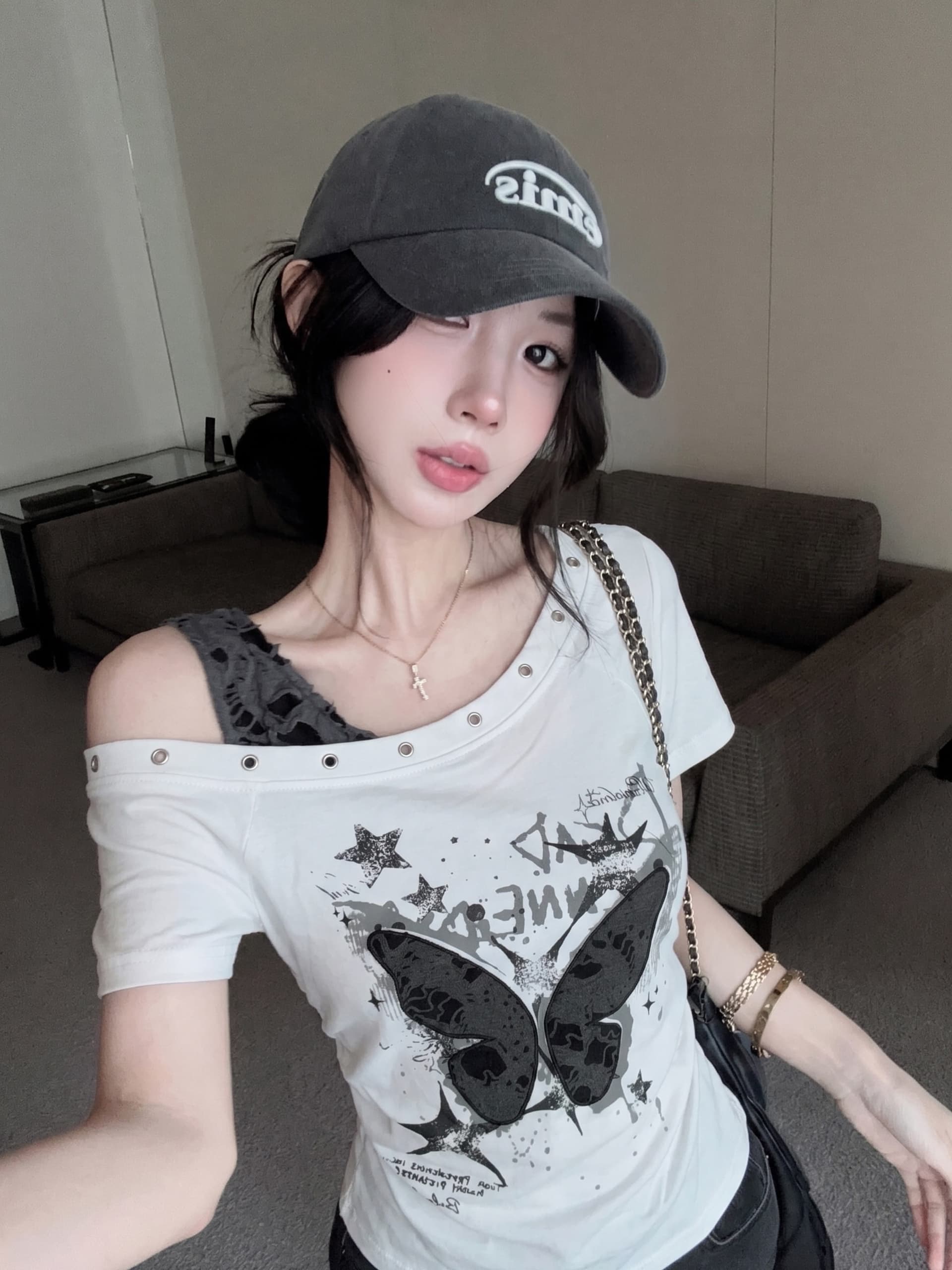 실사 정가 페이크 레이어드 오프숄더 찢어진 부분 비스듬한 칼라 반팔 티셔츠 여성 여름 쇼트 스타일 알파벳 프린트 맨위 상세 이미지 3