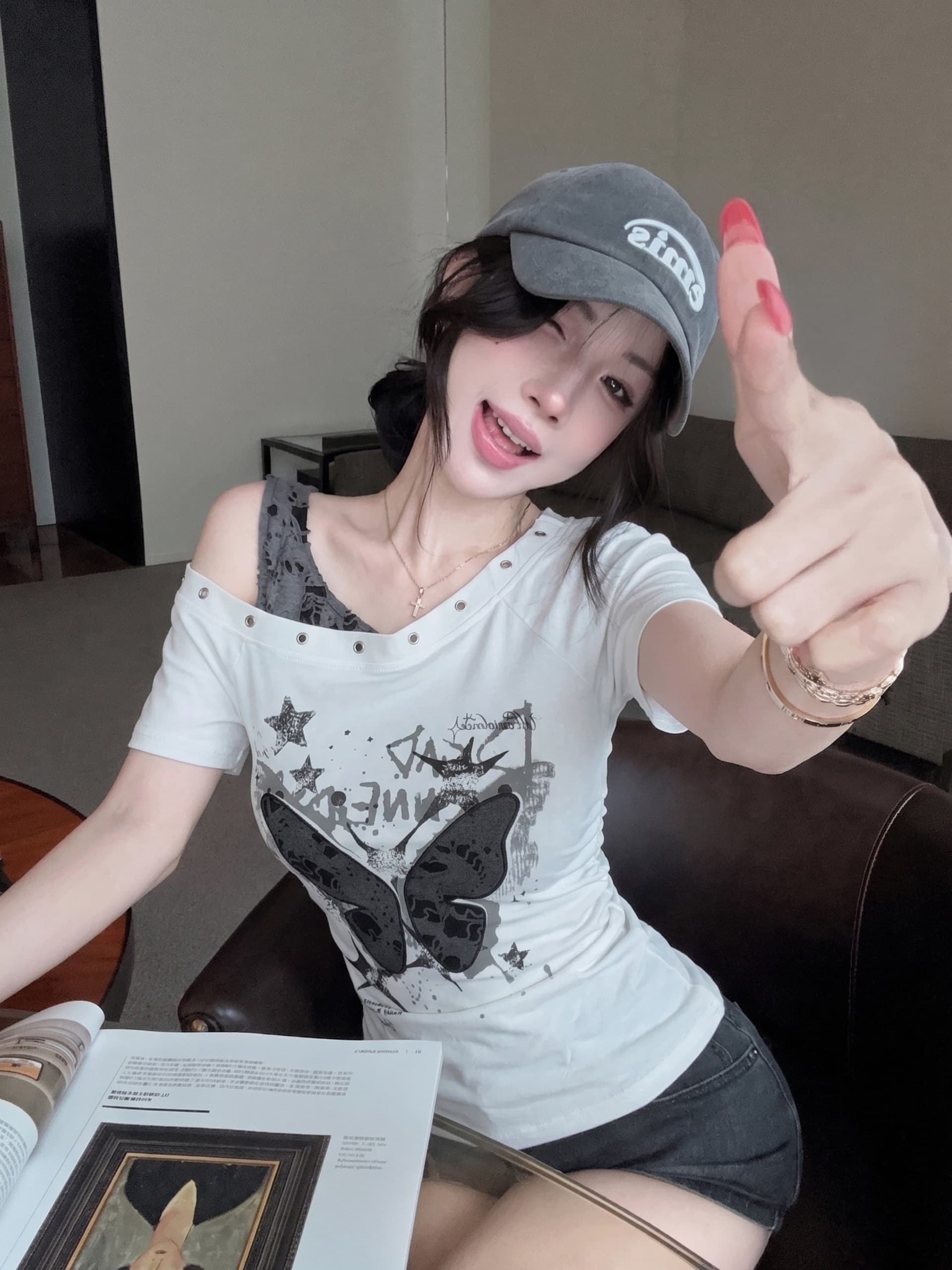 실사 정가 페이크 레이어드 오프숄더 찢어진 부분 비스듬한 칼라 반팔 티셔츠 여성 여름 쇼트 스타일 알파벳 프린트 맨위 상세 이미지 5