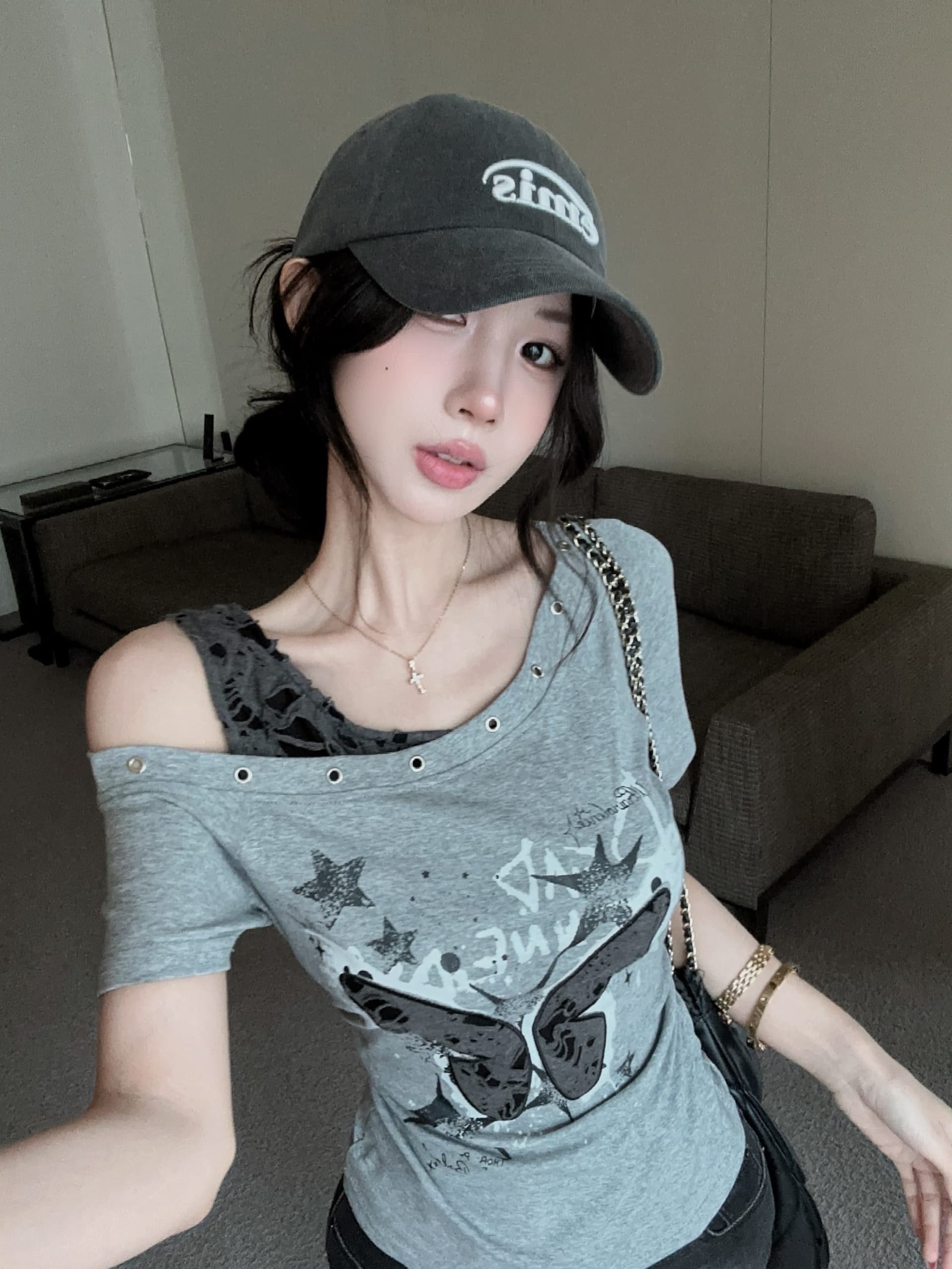 실사 정가 페이크 레이어드 오프숄더 찢어진 부분 비스듬한 칼라 반팔 티셔츠 여성 여름 쇼트 스타일 알파벳 프린트 맨위 상세 이미지 11