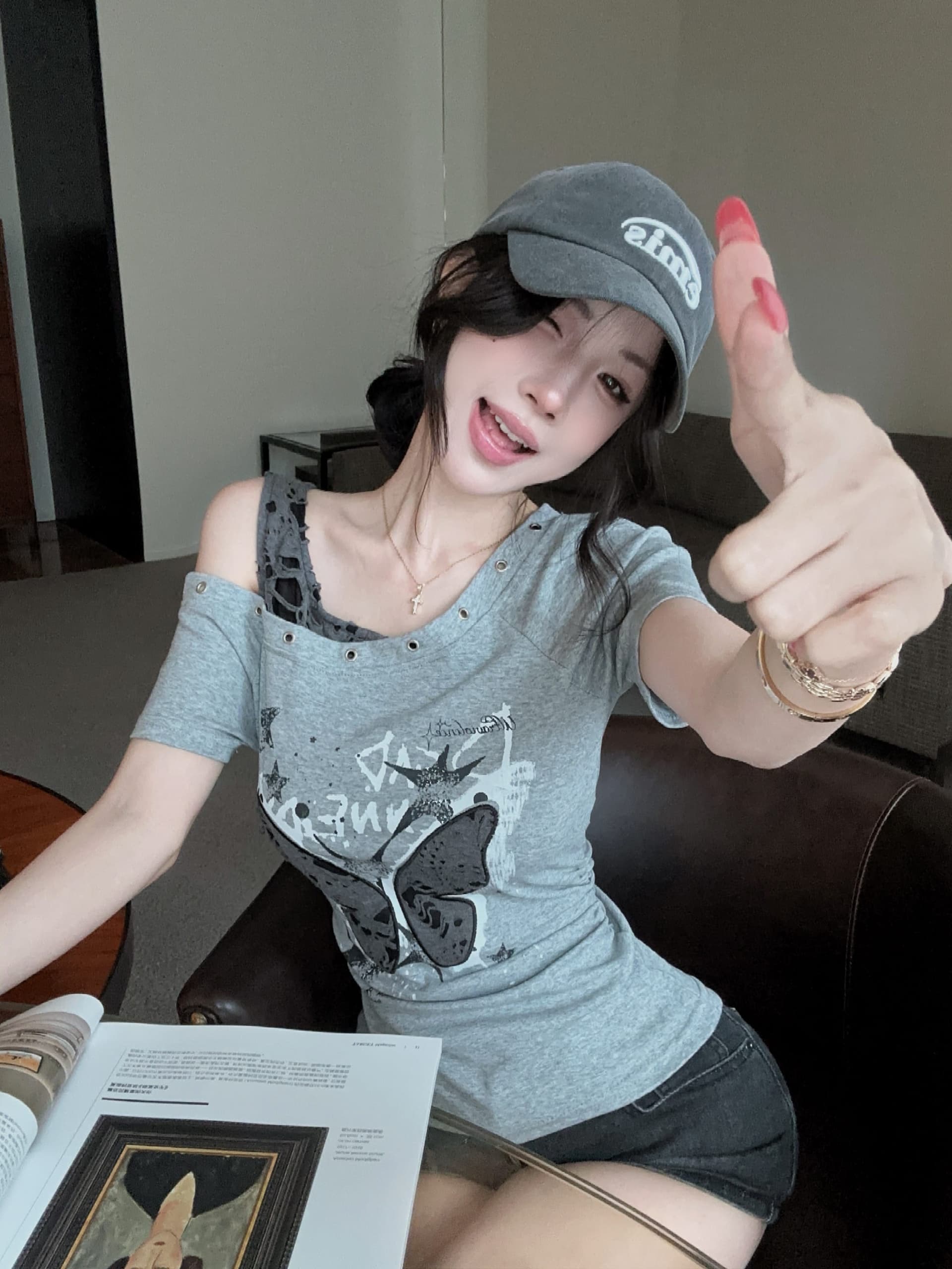 실사 정가 페이크 레이어드 오프숄더 찢어진 부분 비스듬한 칼라 반팔 티셔츠 여성 여름 쇼트 스타일 알파벳 프린트 맨위 상세 이미지 15