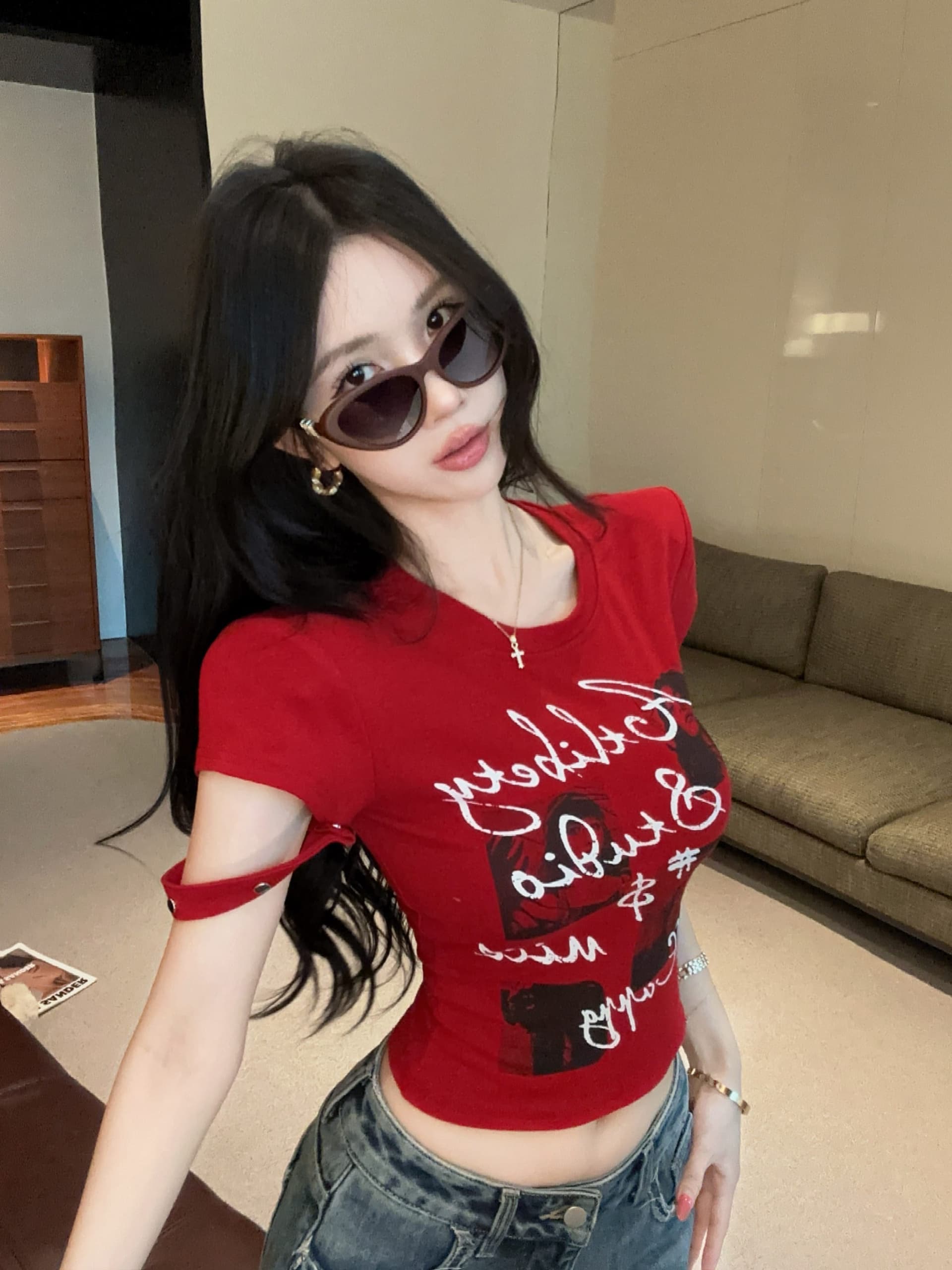 실사 정가 디자인 센스 커프스 스트랩 라운드 넥 반팔 어깨 패드 티셔츠 여성 여름 초상화 알파벳 프린트 맨위 상세 이미지 1