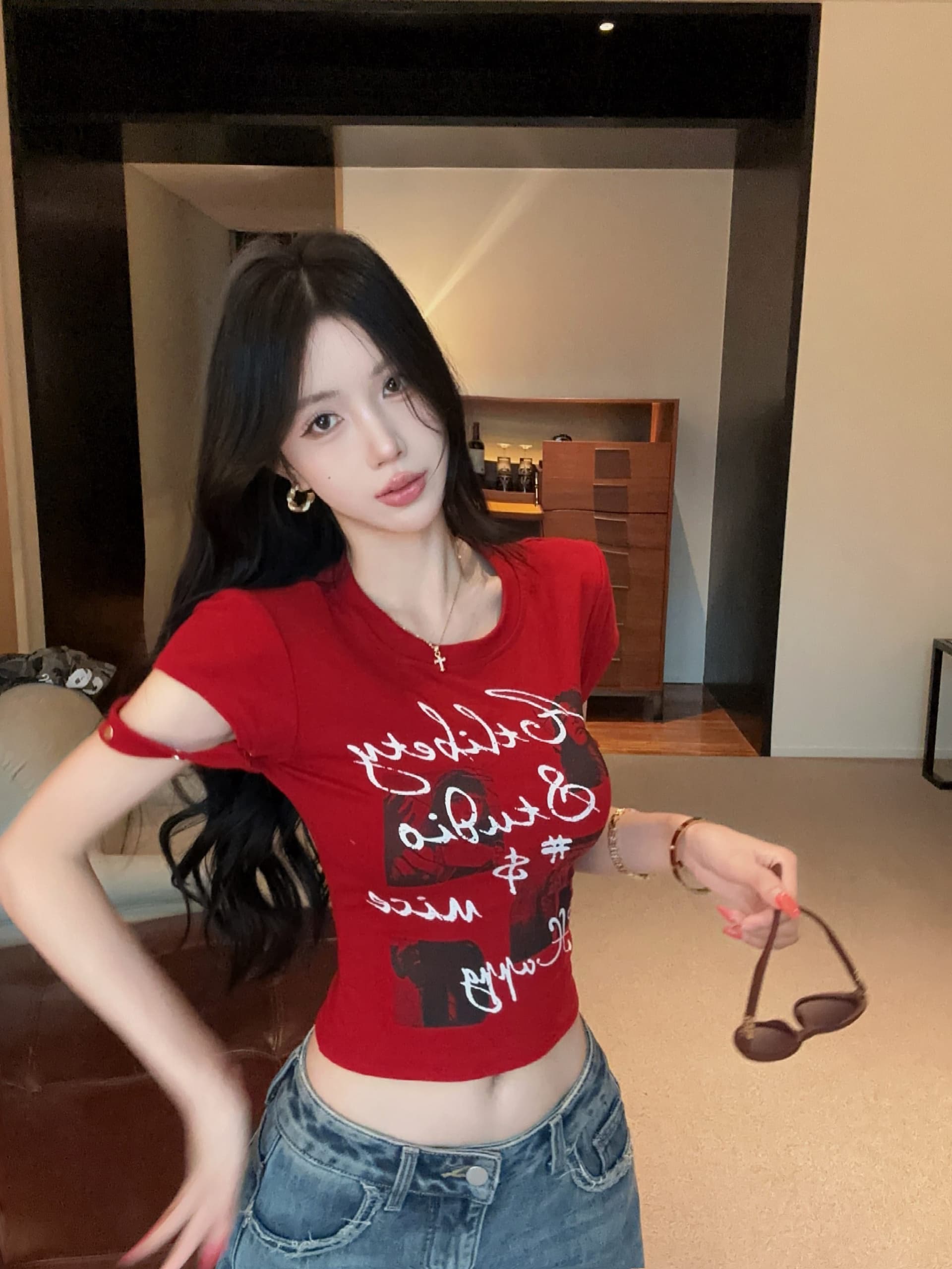 실사 정가 디자인 센스 커프스 스트랩 라운드 넥 반팔 어깨 패드 티셔츠 여성 여름 초상화 알파벳 프린트 맨위 상세 이미지 4