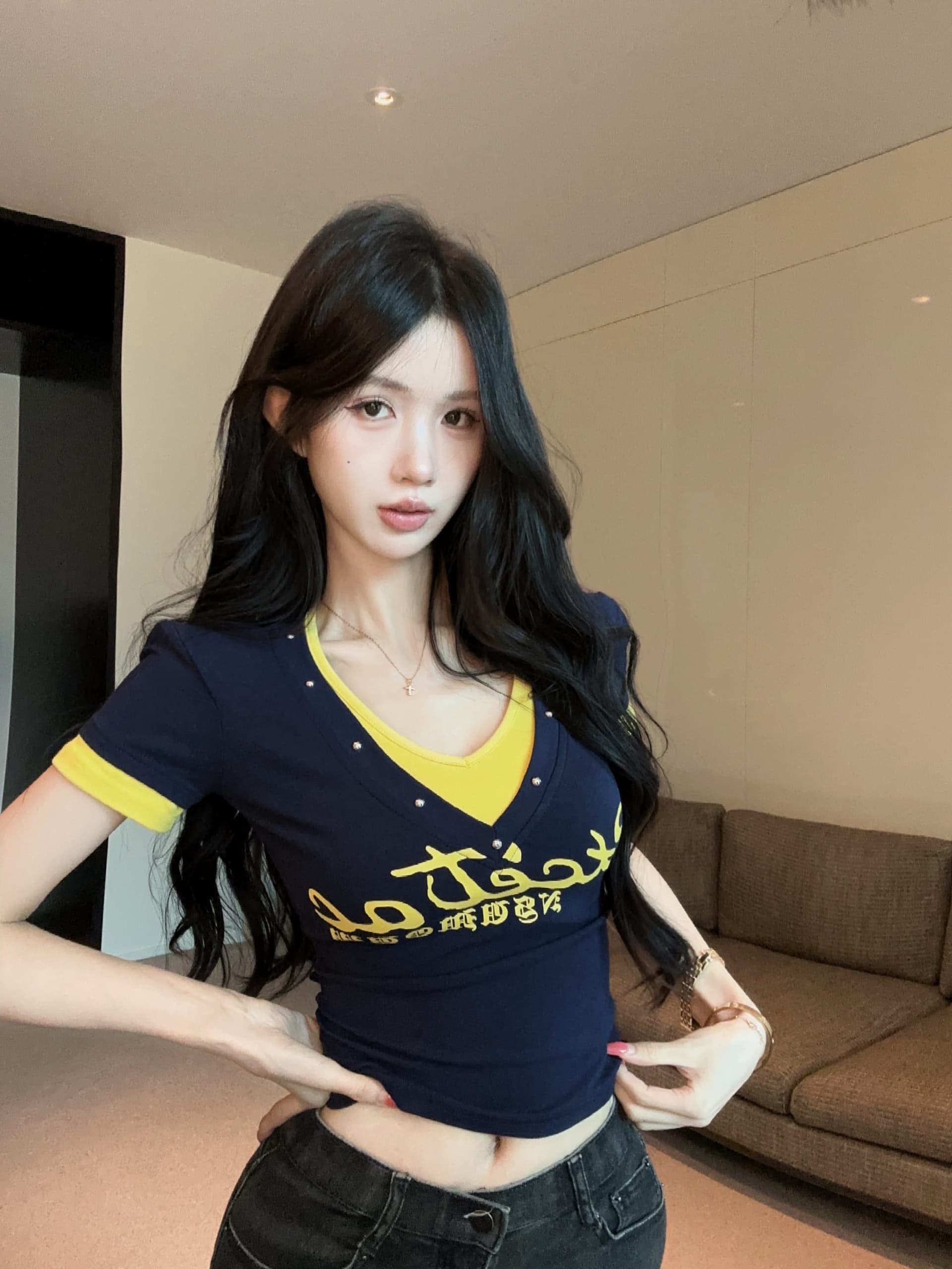 실사 정가 핫걸 바람 배색 징 V넥 반팔 티셔츠 여성 여름 프린트 페이크 레이어드 작은 대중 맨위 상세 이미지 1