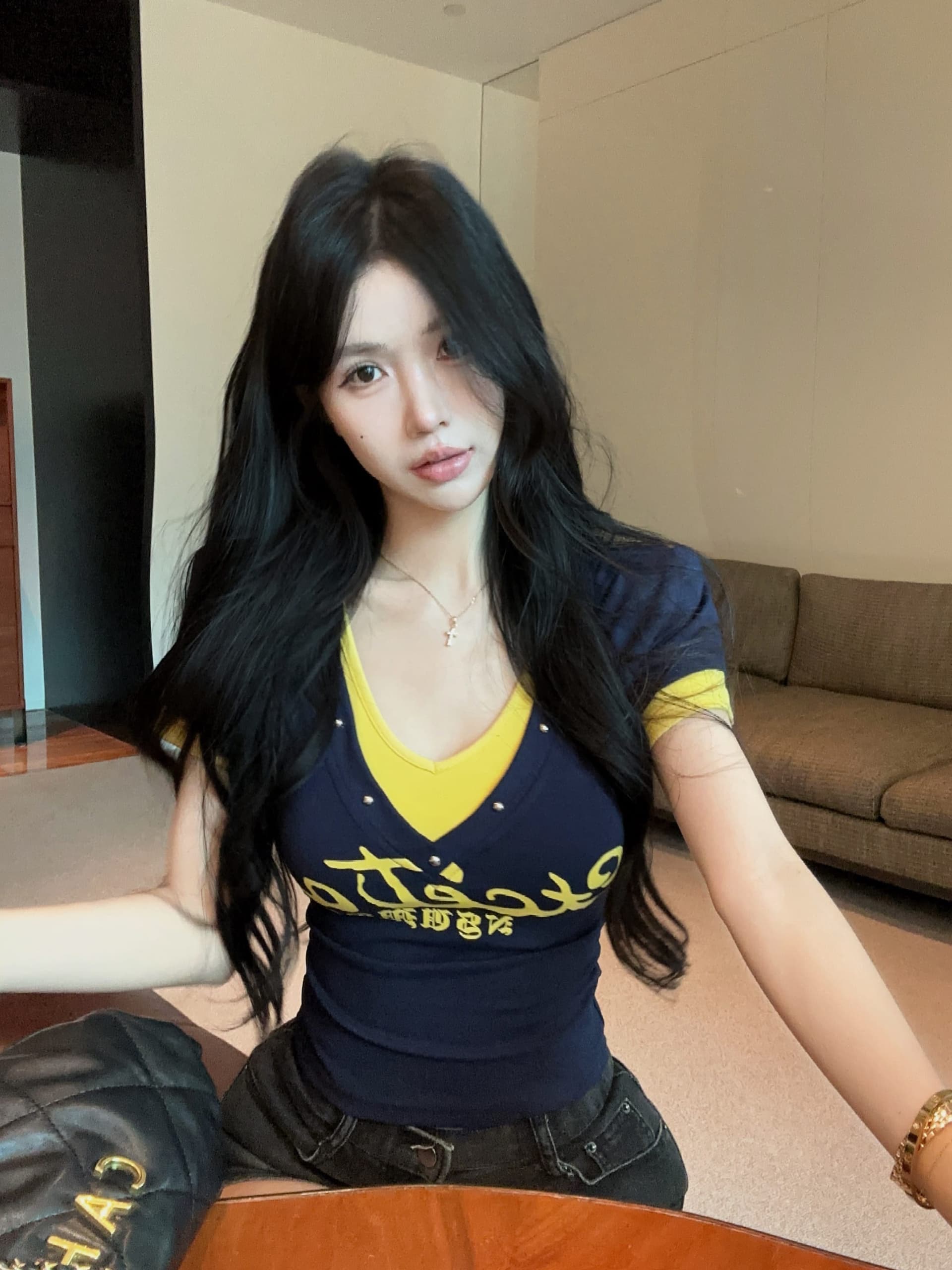 실사 정가 핫걸 바람 배색 징 V넥 반팔 티셔츠 여성 여름 프린트 페이크 레이어드 작은 대중 맨위 상세 이미지 5