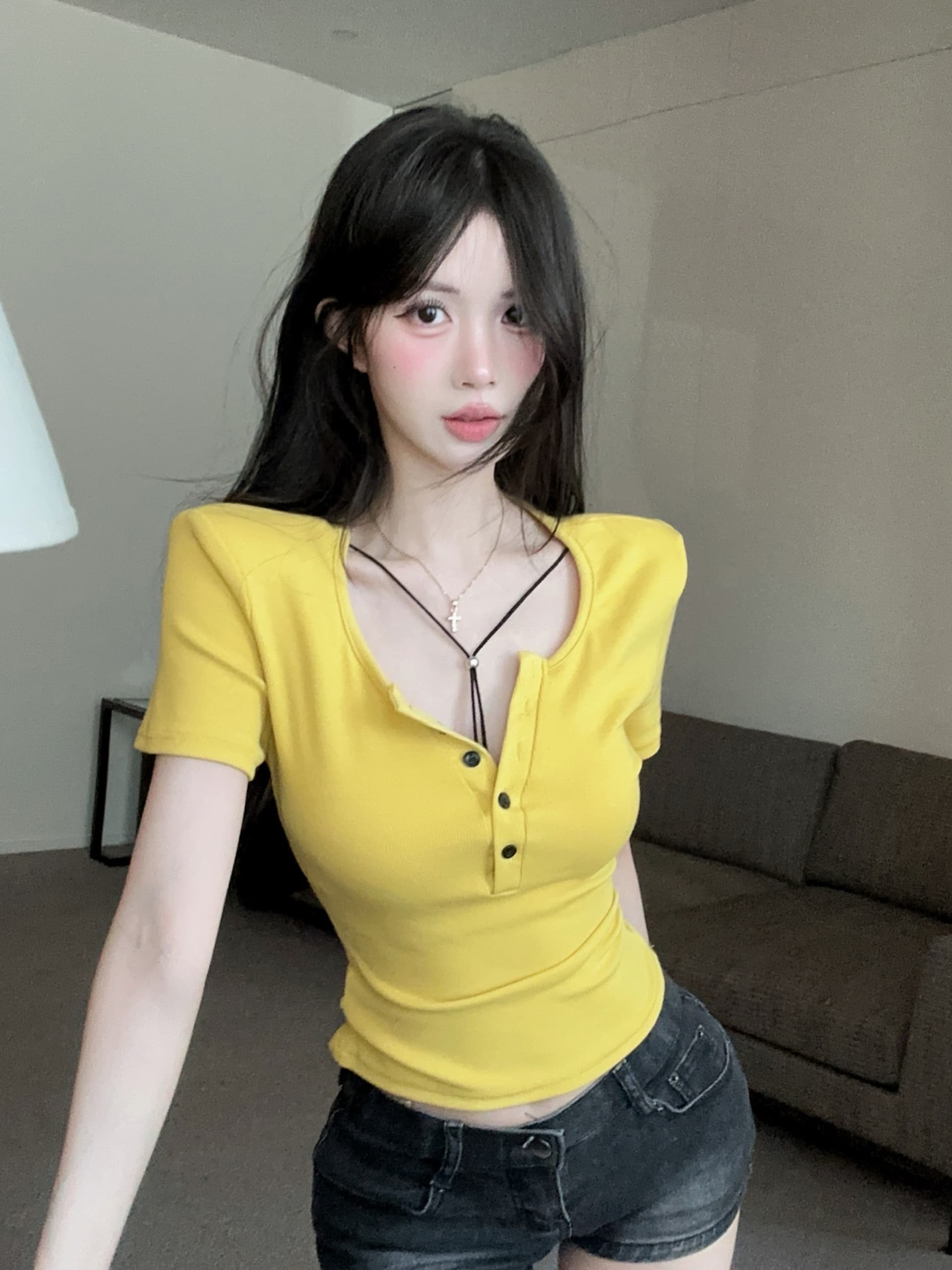 실사 정가 여름 새로운 레이스업 장식 어깨 패드 라운드 넥 버튼 반팔 티셔츠 여성 몸매 가꾸기 슬림해 보이는 맨위