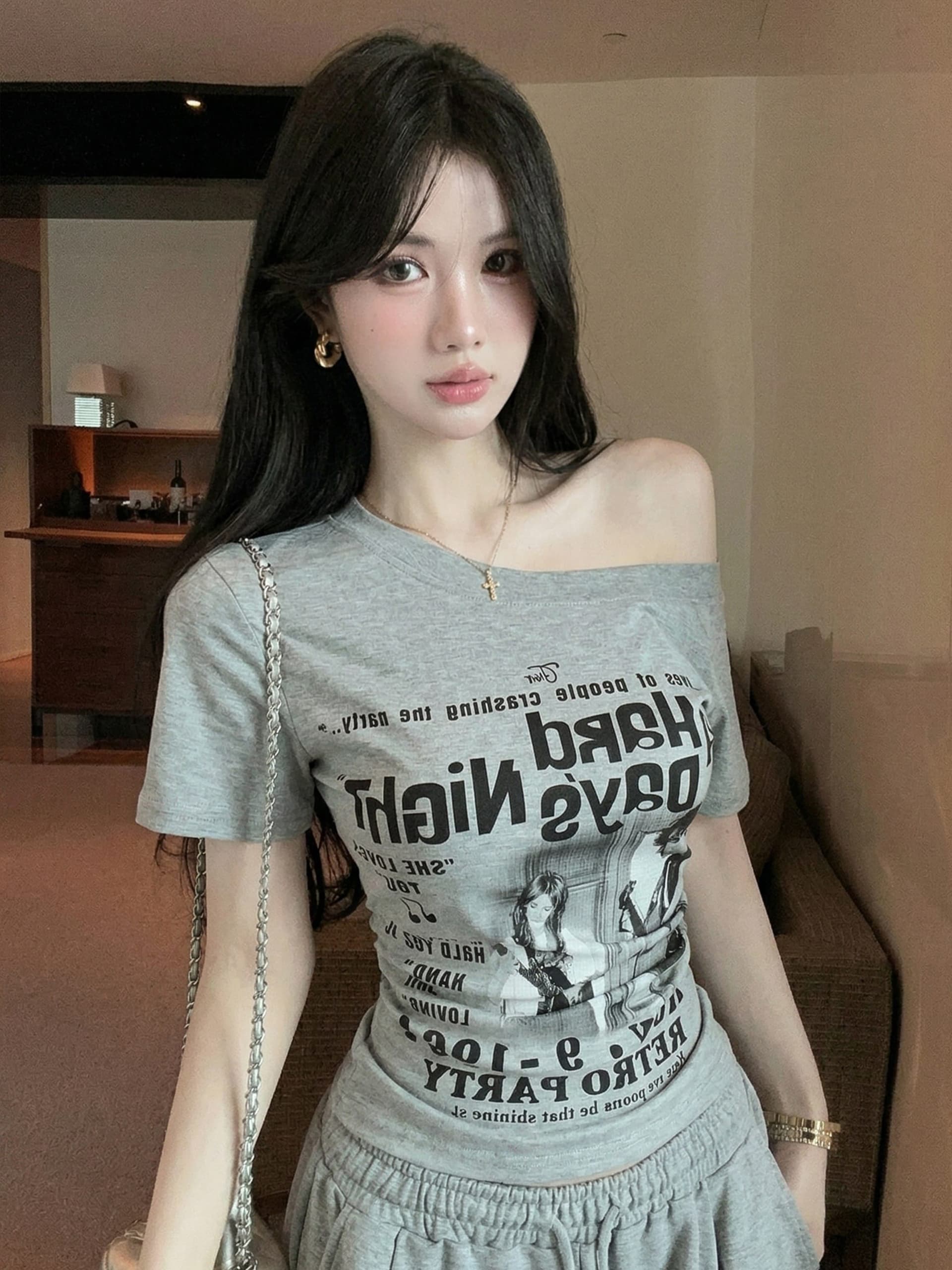 실사 정가 디자인 센스 오프숄더 비스듬한 칼라 티셔츠 반팔 여성 몸매 가꾸기 슬림해 보이는 알파벳 프린트 다용도 맨위 이미지 2