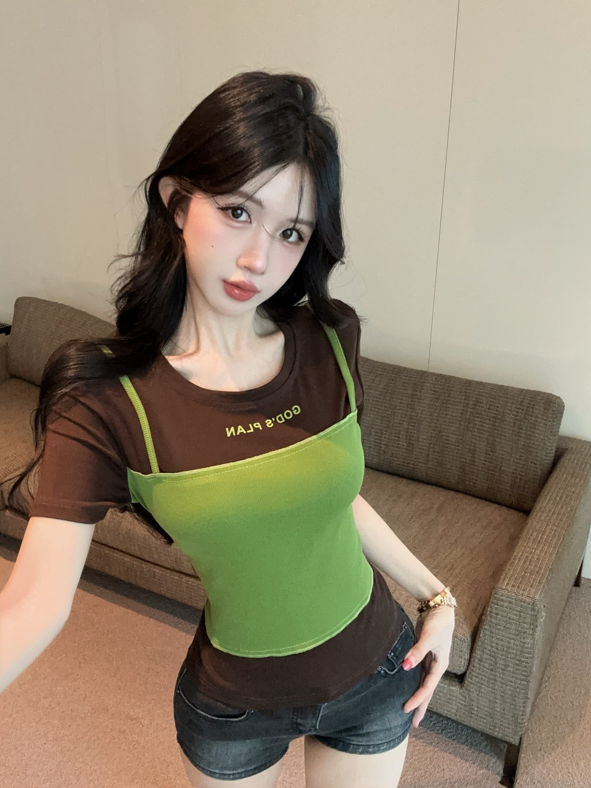 실사 정가 페이크 레이어드 패치워크 배색 알파벳 프린트 티셔츠 여성용 짧은 소매 라운드 넥 몸매 가꾸기 슬림해 보이는 다용도 맨위