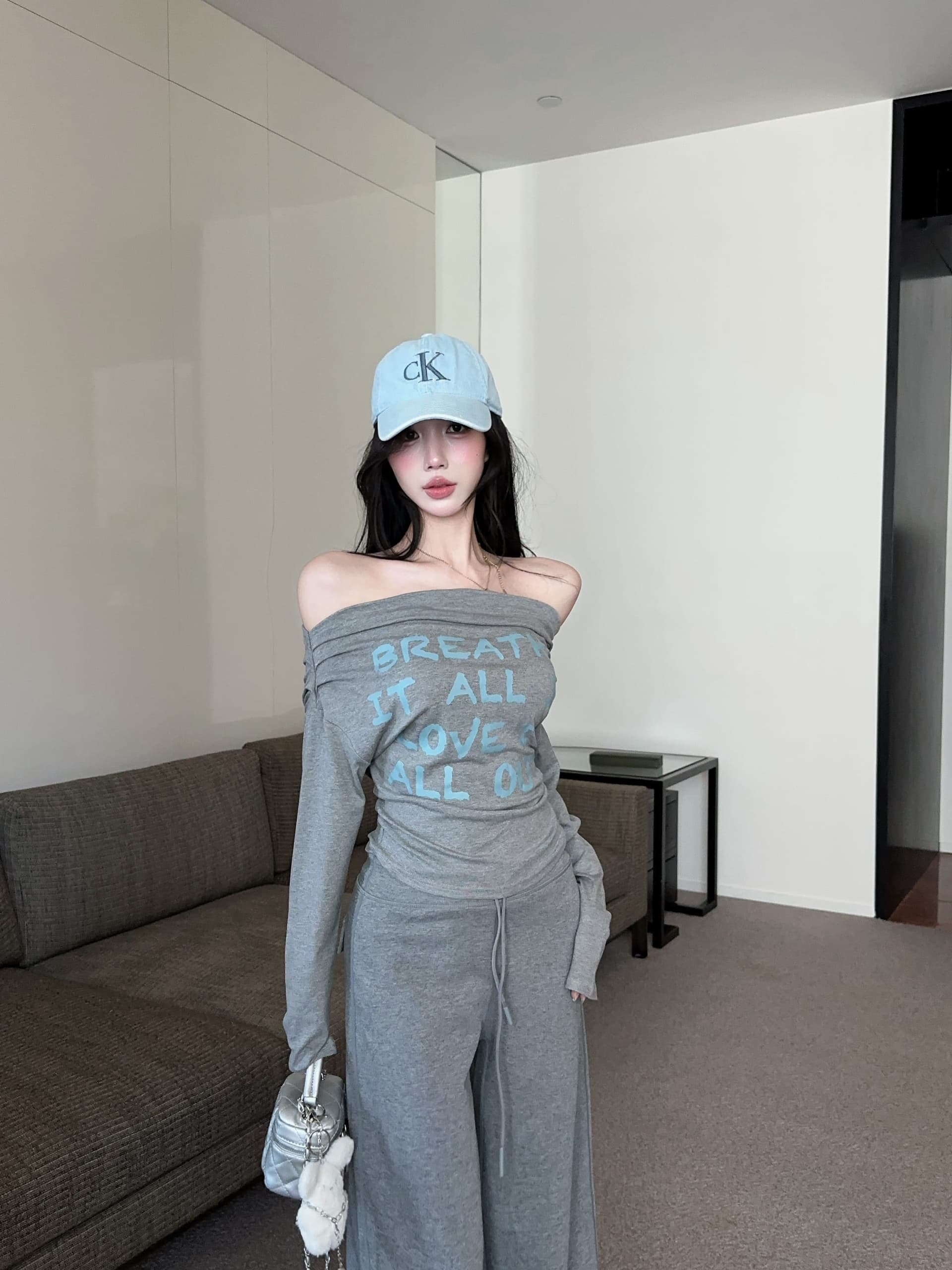 실사 정가 이른 가을 새로운 보트넥 디자인 센스 알파벳 프린트 긴팔 티셔츠 여성 몸매 가꾸기 슬림해 보이는 맨위 상세 이미지 8