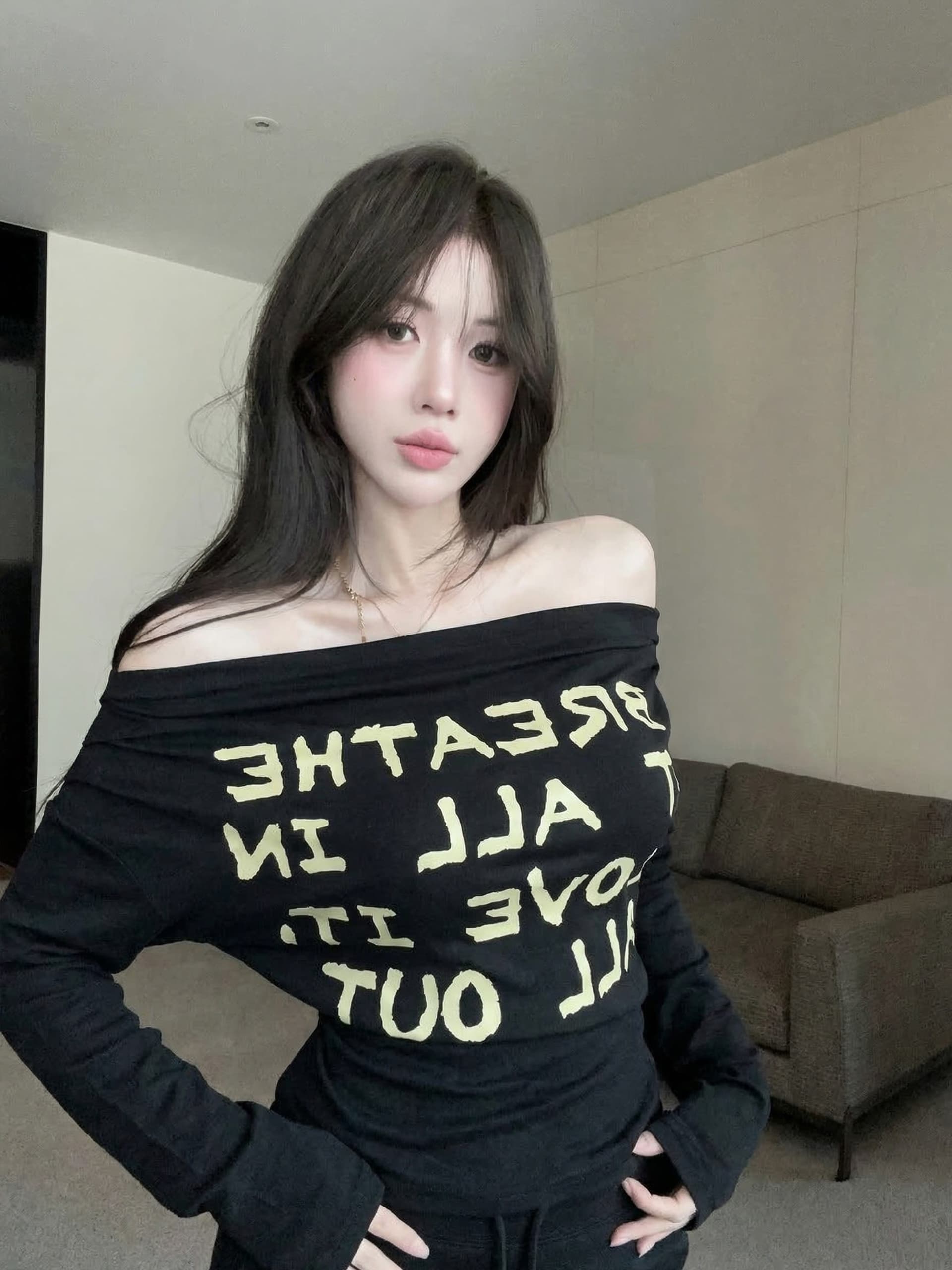 실사 정가 이른 가을 새로운 보트넥 디자인 센스 알파벳 프린트 긴팔 티셔츠 여성 몸매 가꾸기 슬림해 보이는 맨위 상세 이미지 14