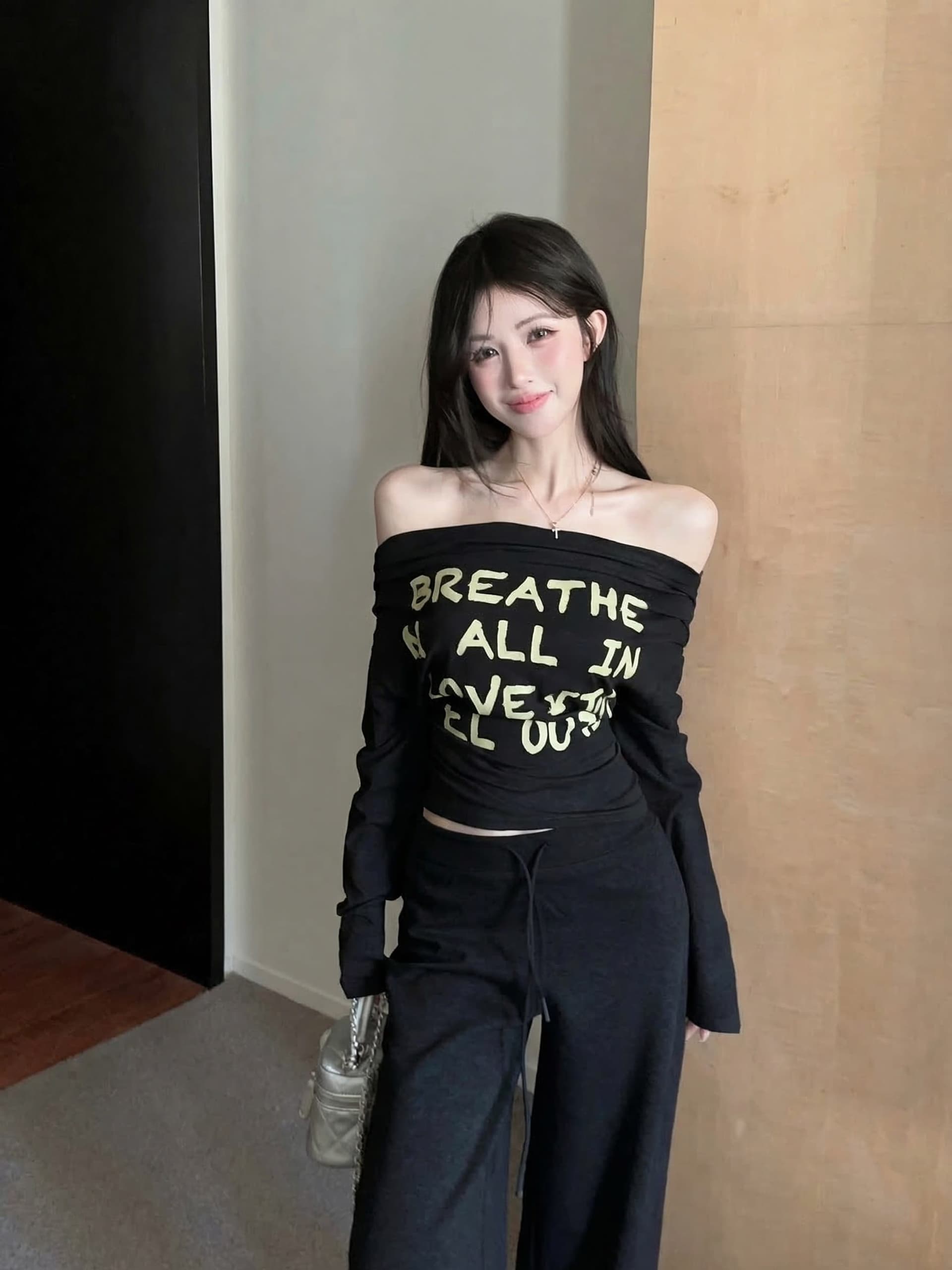 실사 정가 이른 가을 새로운 보트넥 디자인 센스 알파벳 프린트 긴팔 티셔츠 여성 몸매 가꾸기 슬림해 보이는 맨위 상세 이미지 17
