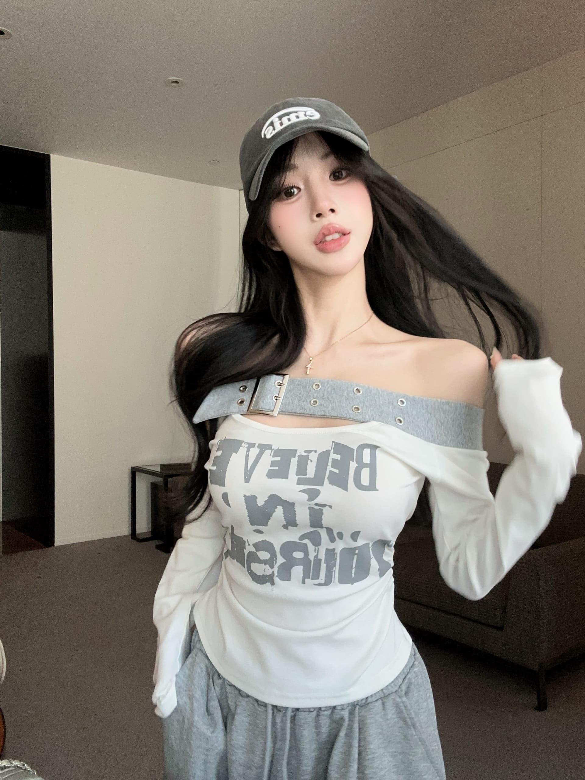 실사 정가 가을 새로운 디자인 센스 오프숄더 긴팔 알파벳 프린트 티셔츠 여성 몸매 가꾸기 슬림해 보이는 맨위 이미지 4