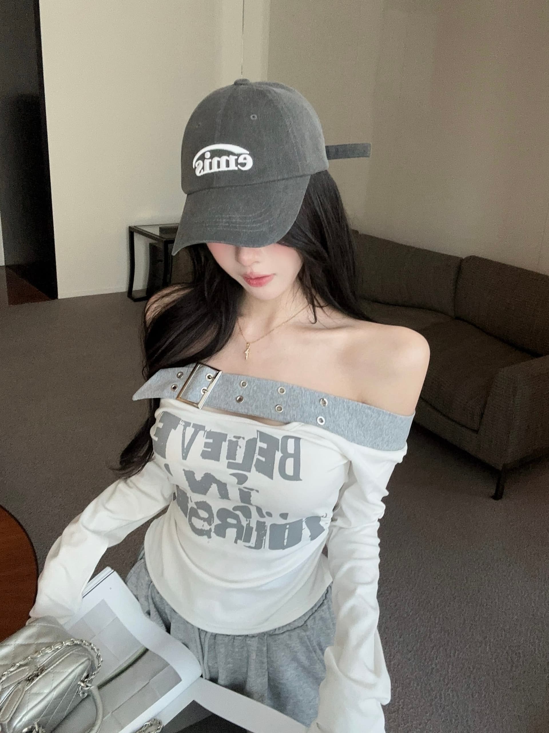 실사 정가 가을 새로운 디자인 센스 오프숄더 긴팔 알파벳 프린트 티셔츠 여성 몸매 가꾸기 슬림해 보이는 맨위 상세 이미지 2