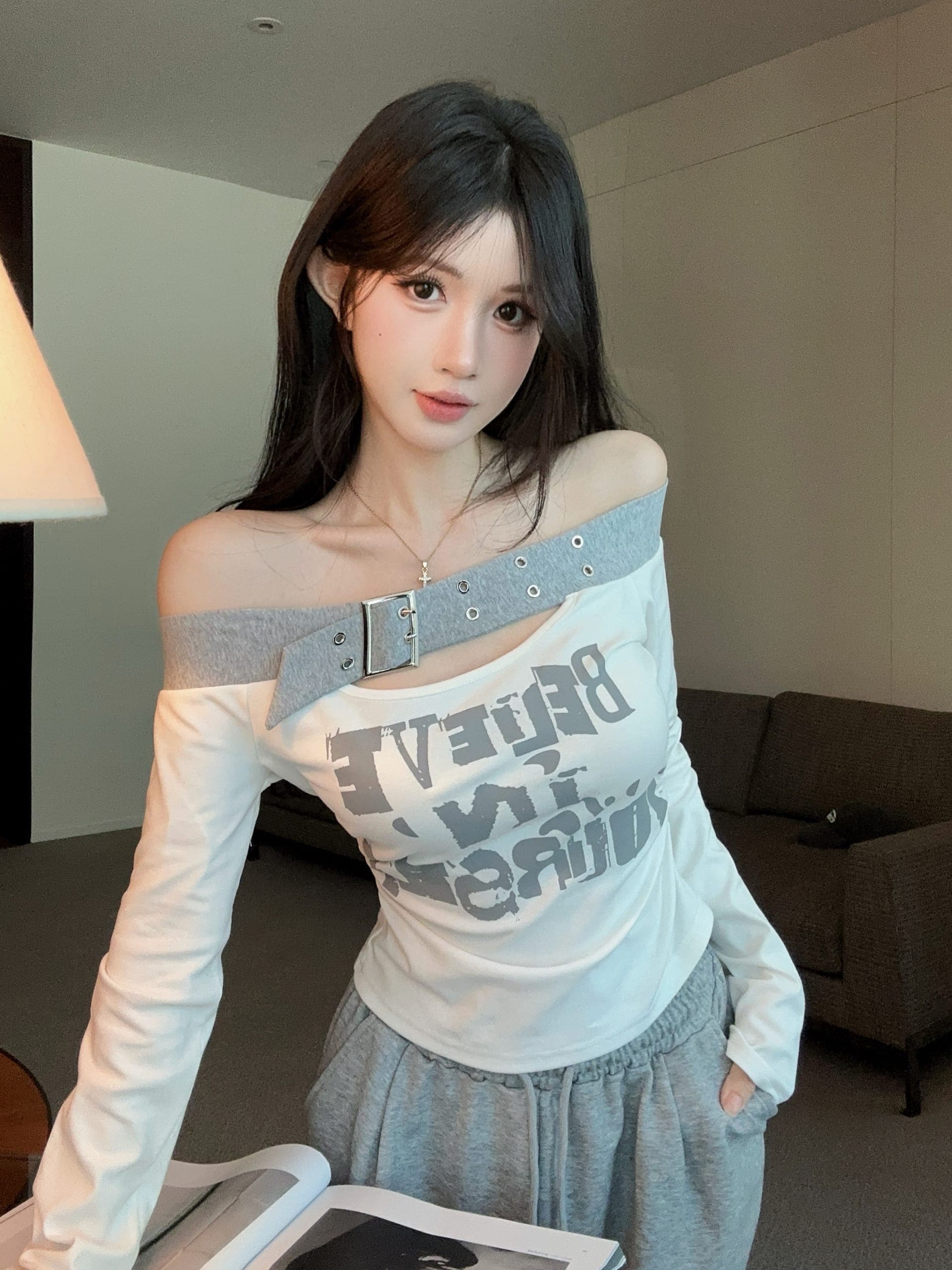 실사 정가 가을 새로운 디자인 센스 오프숄더 긴팔 알파벳 프린트 티셔츠 여성 몸매 가꾸기 슬림해 보이는 맨위 상세 이미지 4