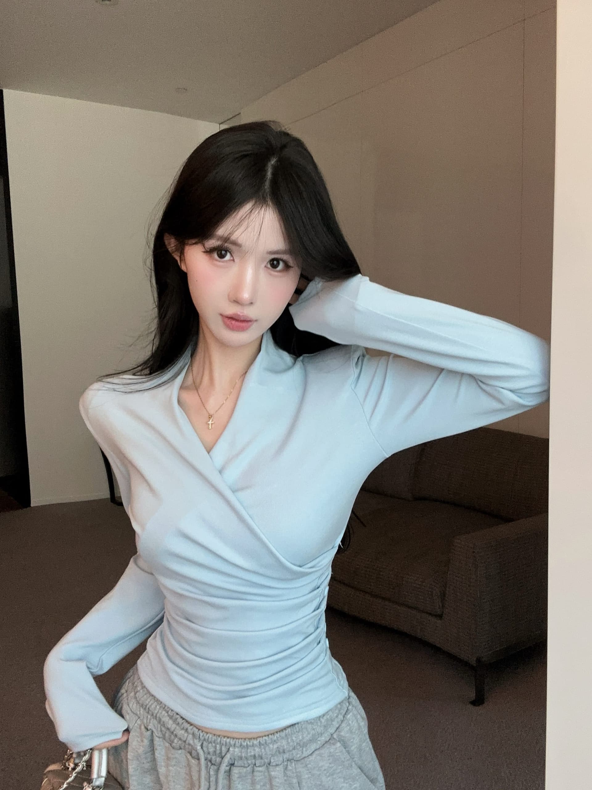 실사 정가 2026 가을 디자인 센스 기본 셔츠 품격 V넥 긴팔 단색 주름 티셔츠 여성 셔츠 상세 이미지 1