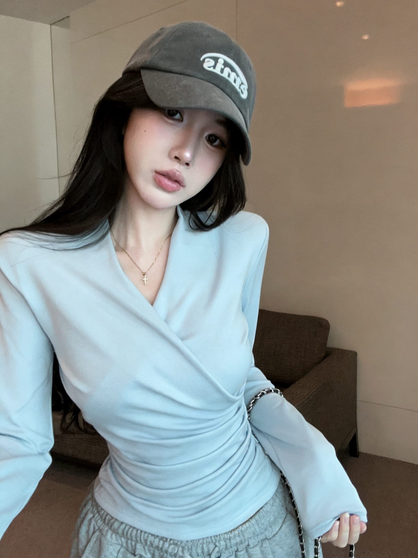 실사 정가 2026 가을 디자인 센스 기본 셔츠 품격 V넥 긴팔 단색 주름 티셔츠 여성 셔츠 상세 이미지 3