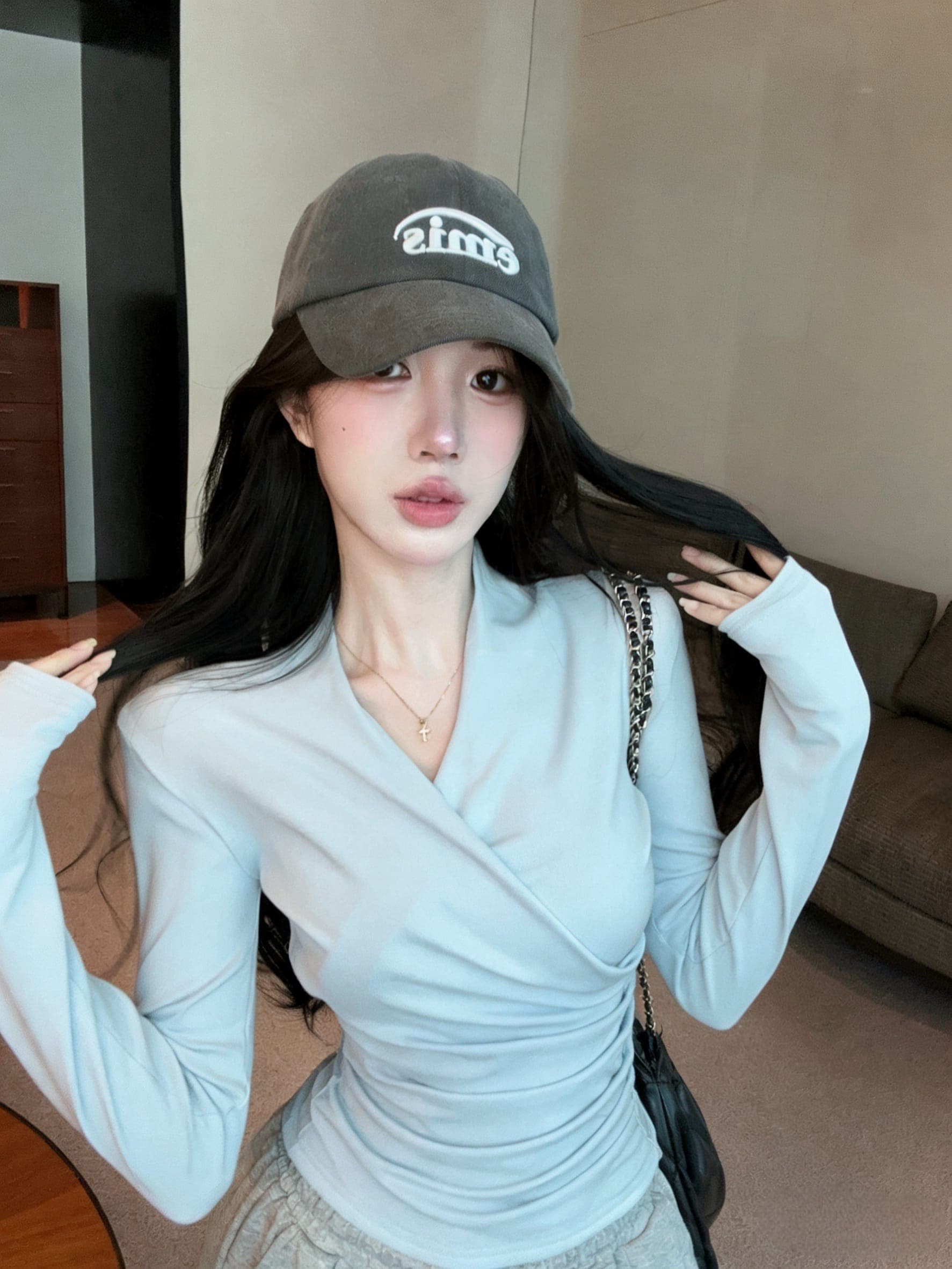 실사 정가 2026 가을 디자인 센스 기본 셔츠 품격 V넥 긴팔 단색 주름 티셔츠 여성 셔츠 상세 이미지 4
