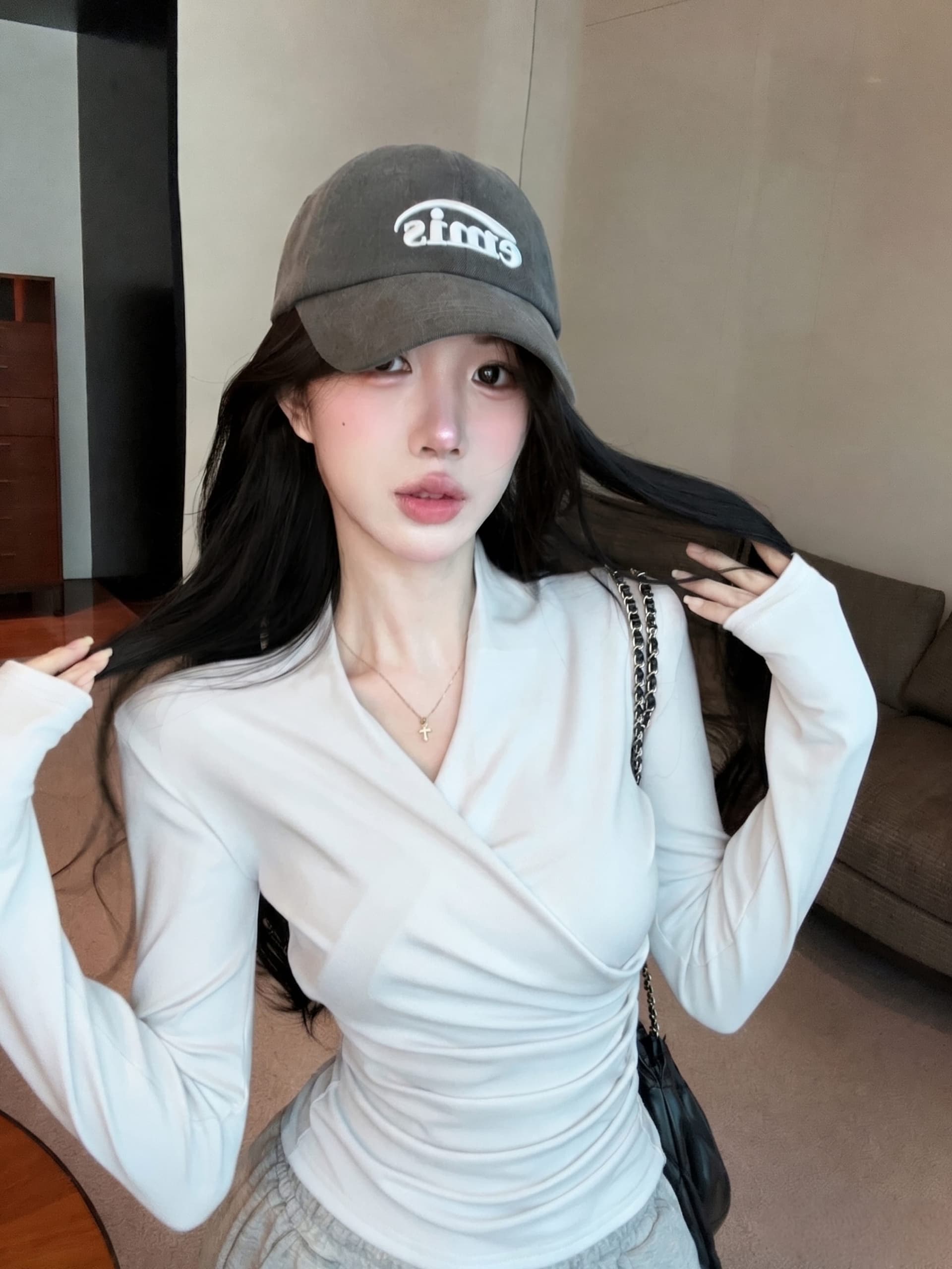 실사 정가 2026 가을 디자인 센스 기본 셔츠 품격 V넥 긴팔 단색 주름 티셔츠 여성 셔츠 상세 이미지 16