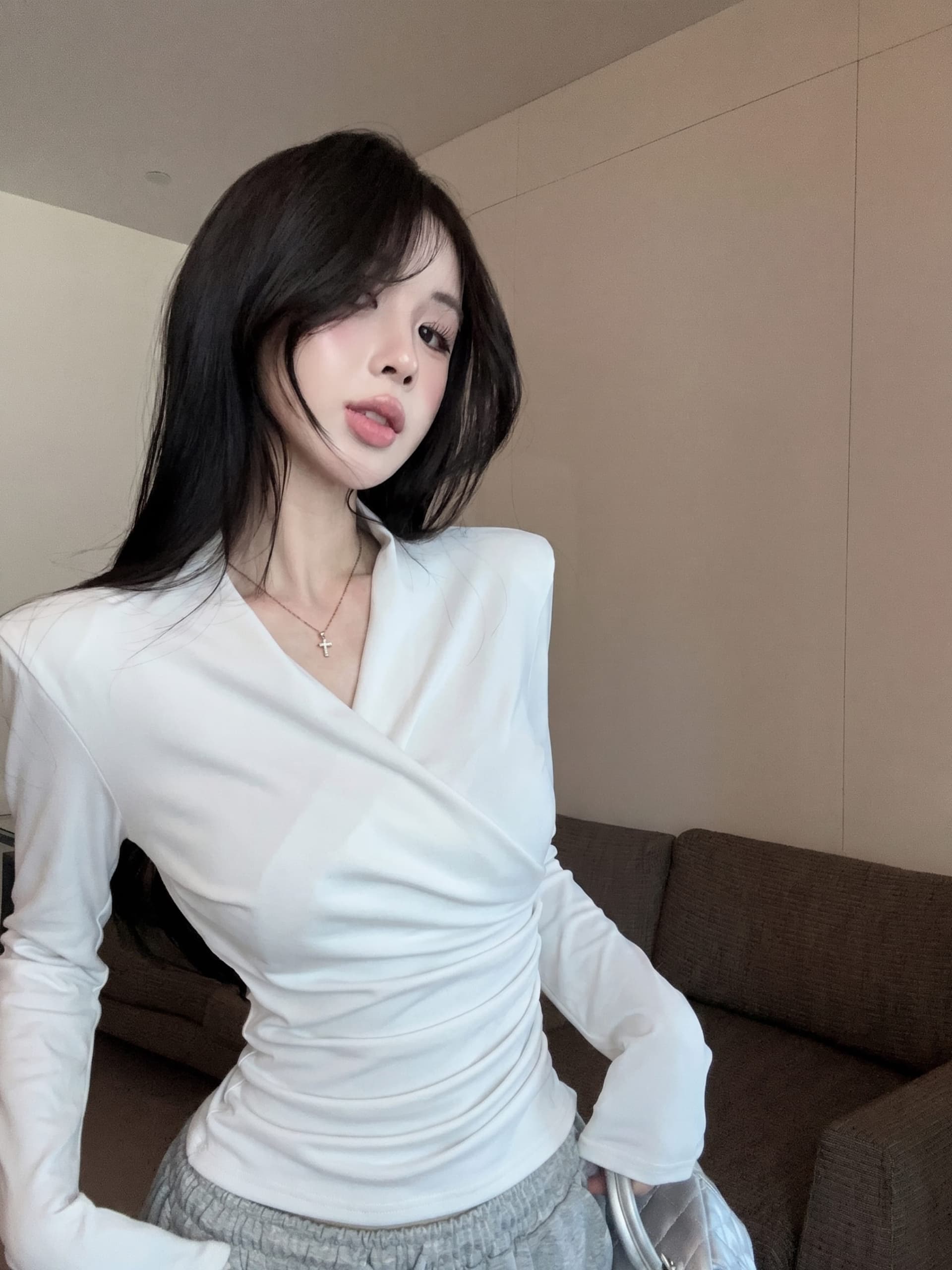 실사 정가 2026 가을 디자인 센스 기본 셔츠 품격 V넥 긴팔 단색 주름 티셔츠 여성 셔츠 상세 이미지 22
