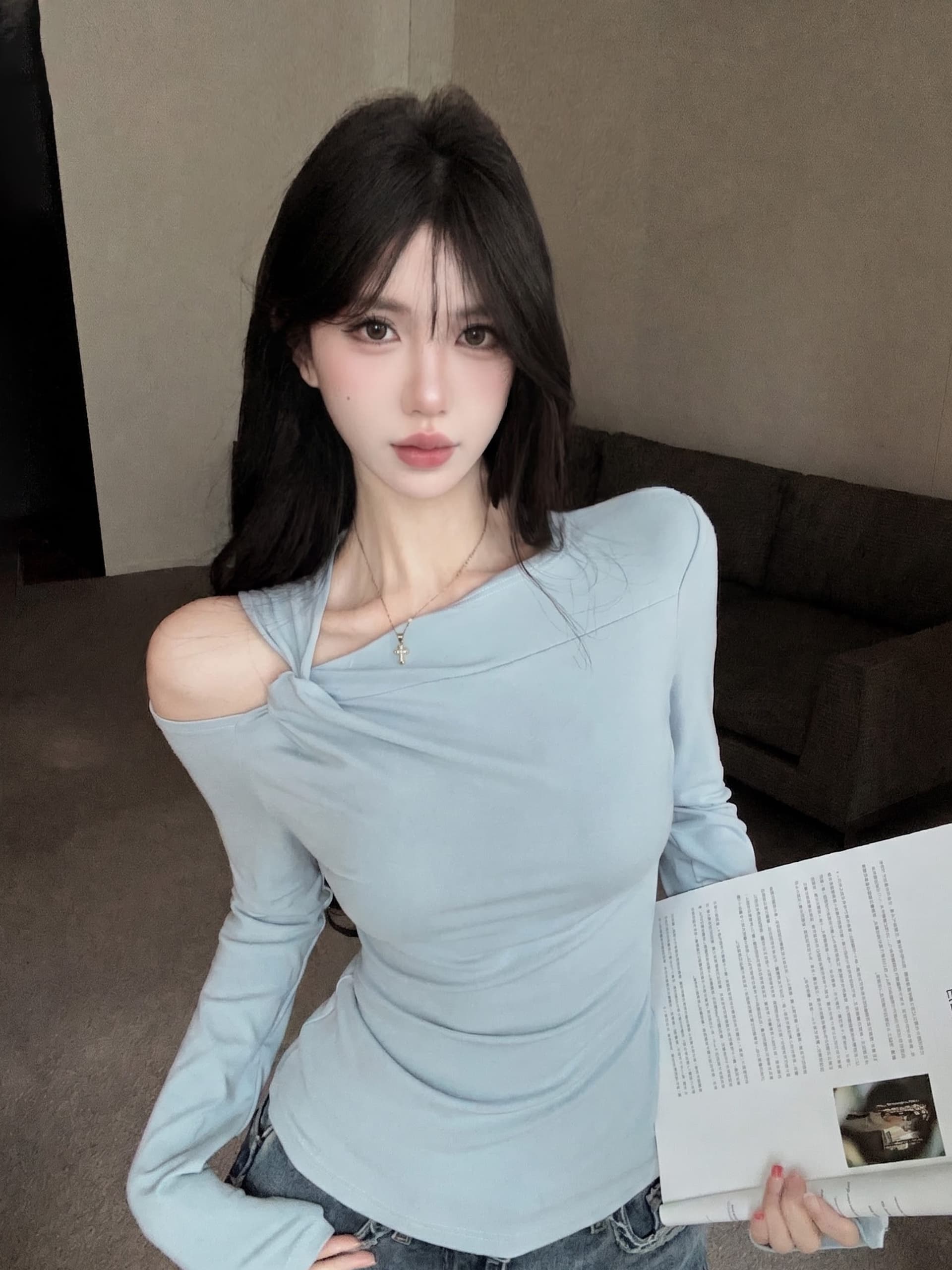 실사 정가 가을 새로운 디자인 센스 작은 대중 비틀림 비스듬한 칼라 오프숄더 티셔츠 맨위 여성 단색 긴팔 작은 셔츠