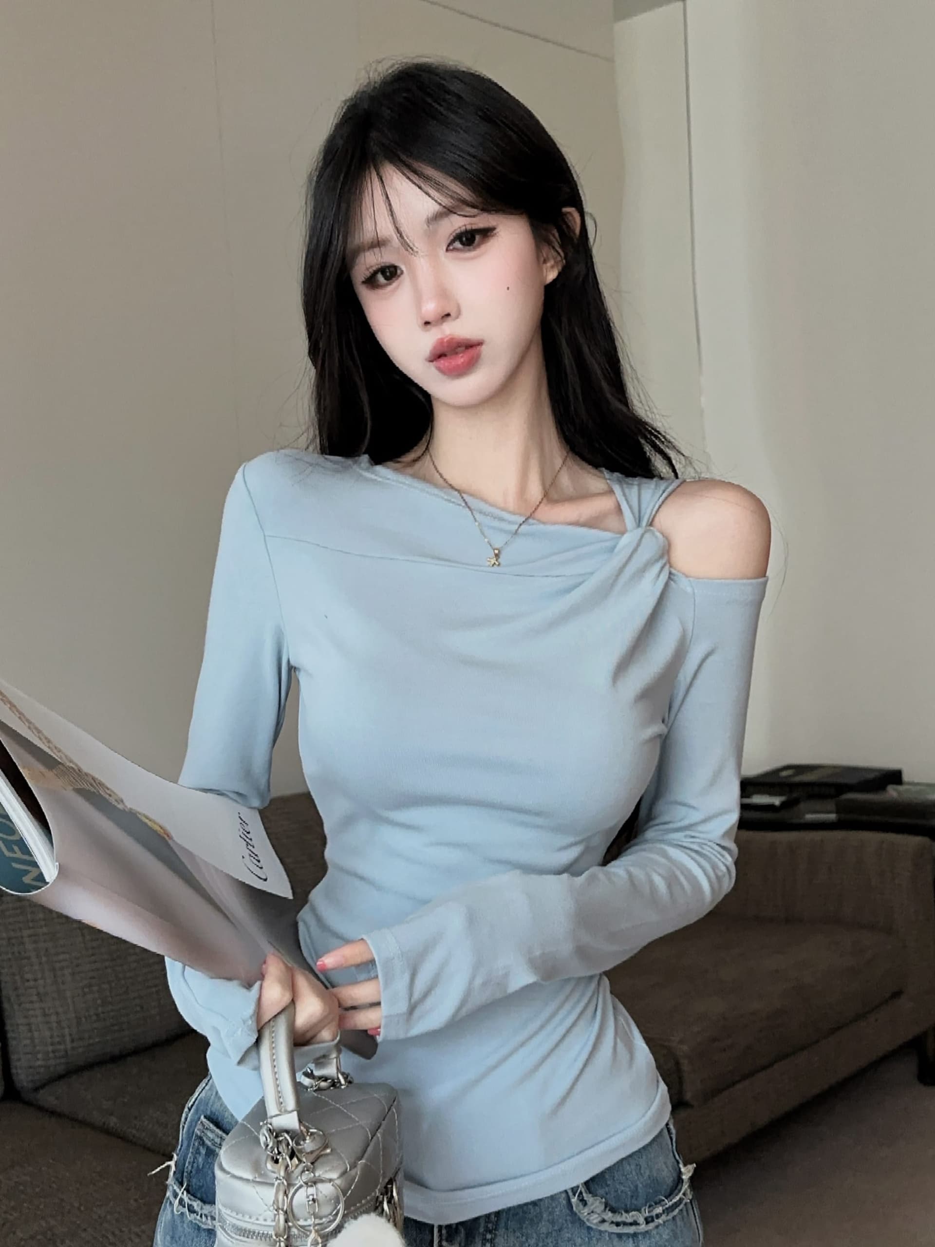 실사 정가 가을 새로운 디자인 센스 작은 대중 비틀림 비스듬한 칼라 오프숄더 티셔츠 맨위 여성 단색 긴팔 작은 셔츠 이미지 2