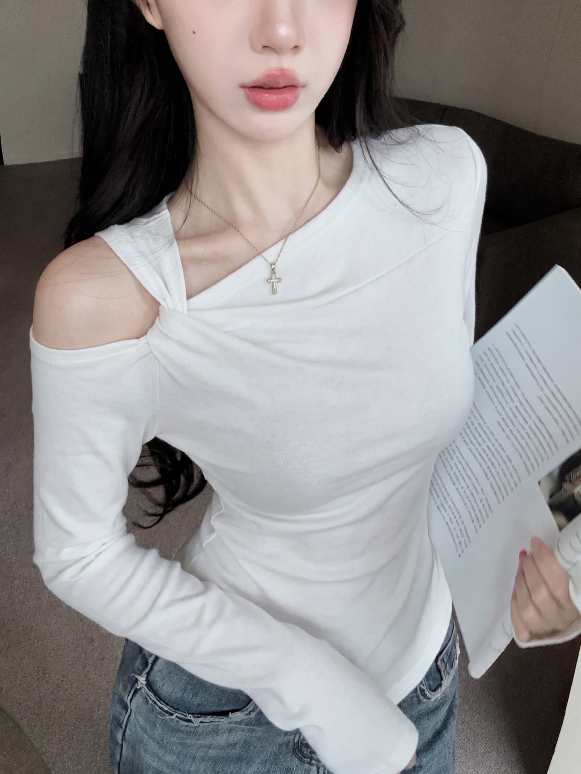 실사 정가 가을 새로운 디자인 센스 작은 대중 비틀림 비스듬한 칼라 오프숄더 티셔츠 맨위 여성 단색 긴팔 작은 셔츠 이미지 4