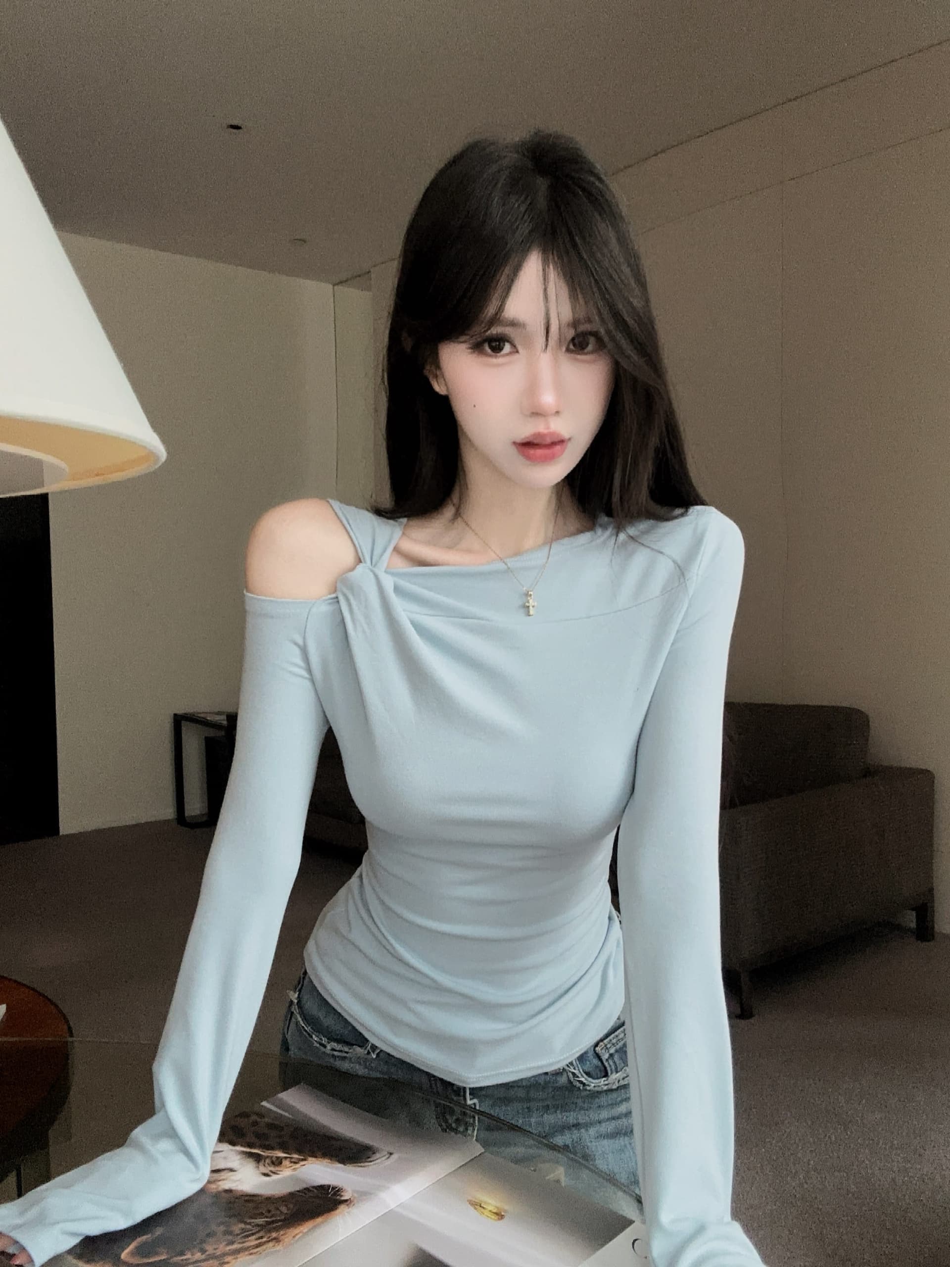 실사 정가 가을 새로운 디자인 센스 작은 대중 비틀림 비스듬한 칼라 오프숄더 티셔츠 맨위 여성 단색 긴팔 작은 셔츠 상세 이미지 3