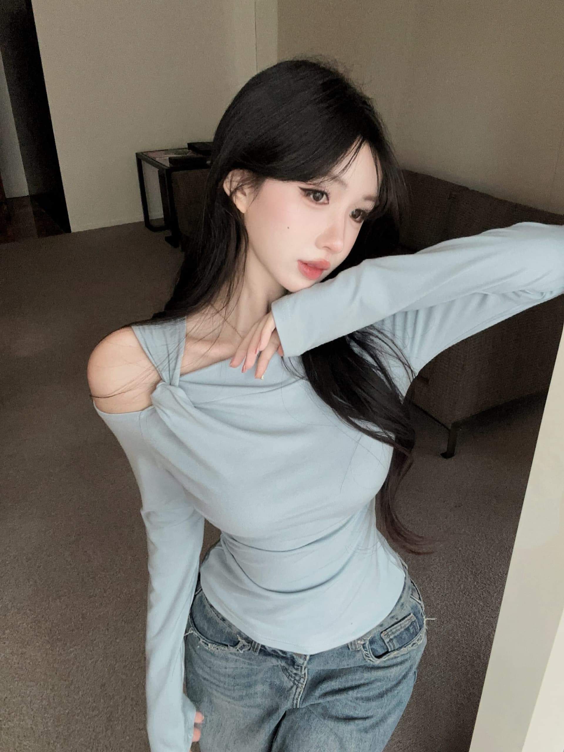 실사 정가 가을 새로운 디자인 센스 작은 대중 비틀림 비스듬한 칼라 오프숄더 티셔츠 맨위 여성 단색 긴팔 작은 셔츠 상세 이미지 4