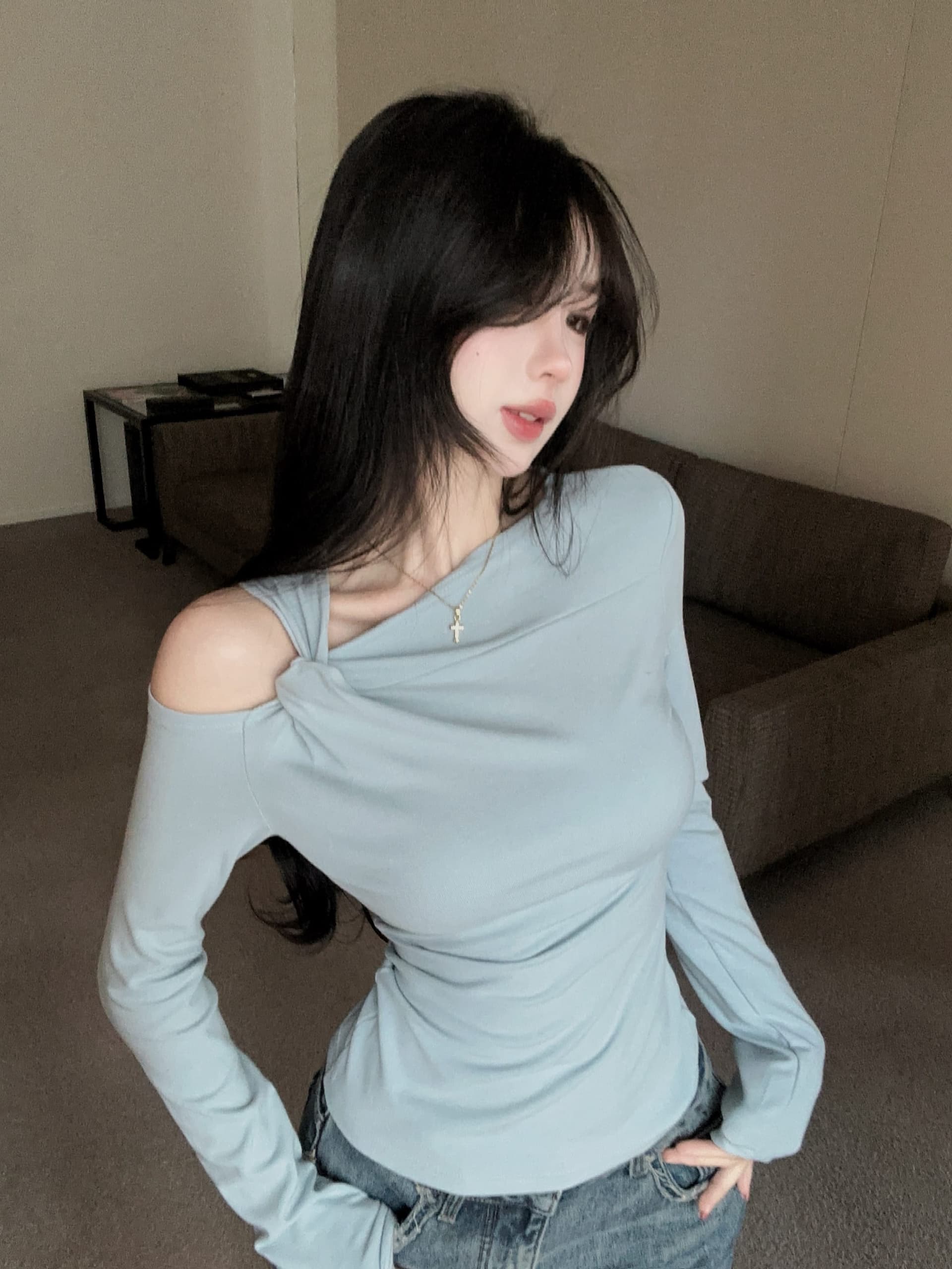 실사 정가 가을 새로운 디자인 센스 작은 대중 비틀림 비스듬한 칼라 오프숄더 티셔츠 맨위 여성 단색 긴팔 작은 셔츠 상세 이미지 5
